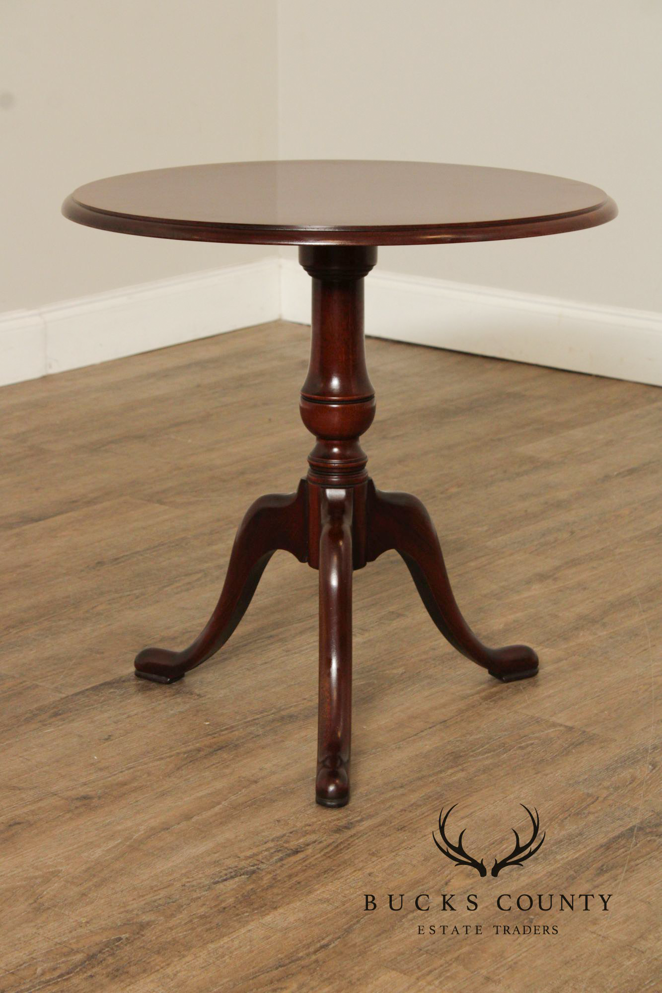 Mahogany Federal Style Round Pedestal Table