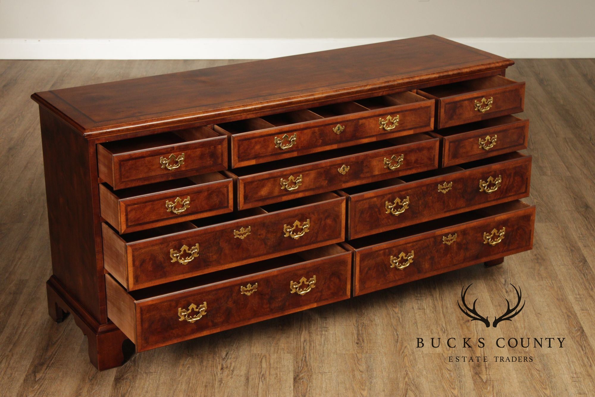 Henredon Aston Court Georgian Style Burled Mahogany Ten Drawer Dresser
