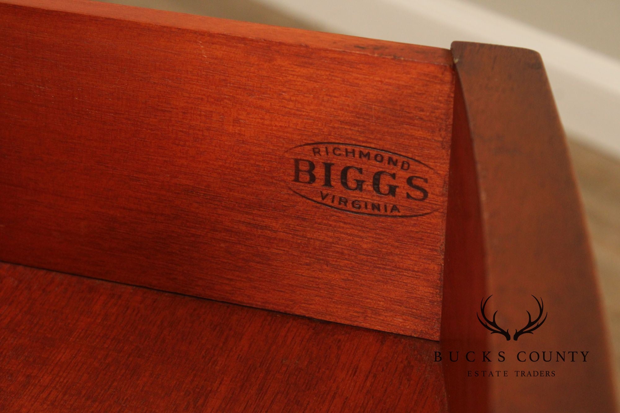 Biggs Hepplewhite Style Mahogany Chest of Drawers