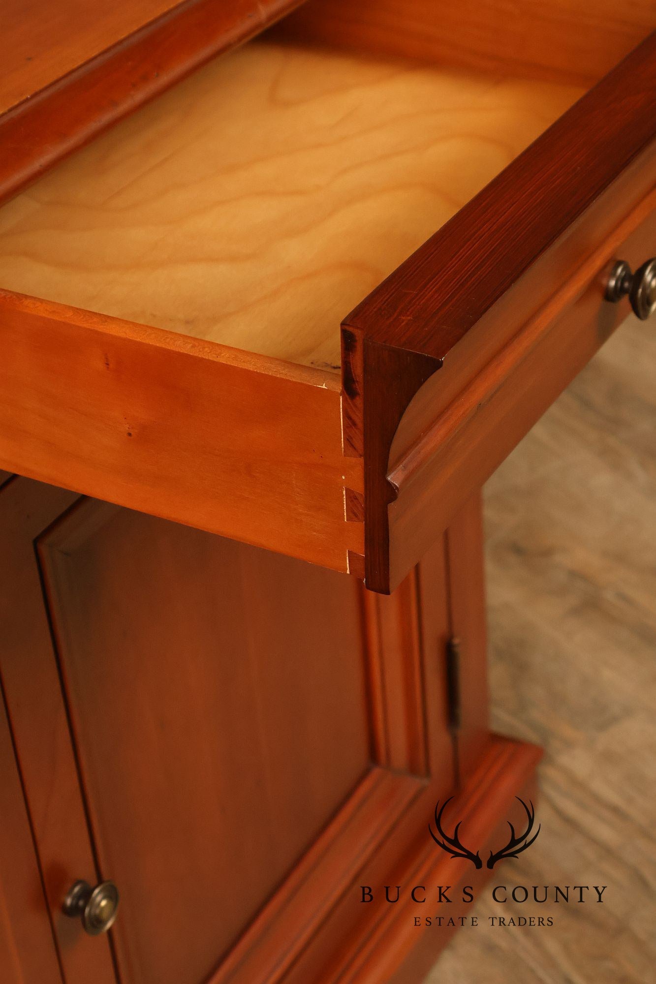 Ethan Allen 'Medallion' Pair of Cherry Bedside Cabinets Nightstands