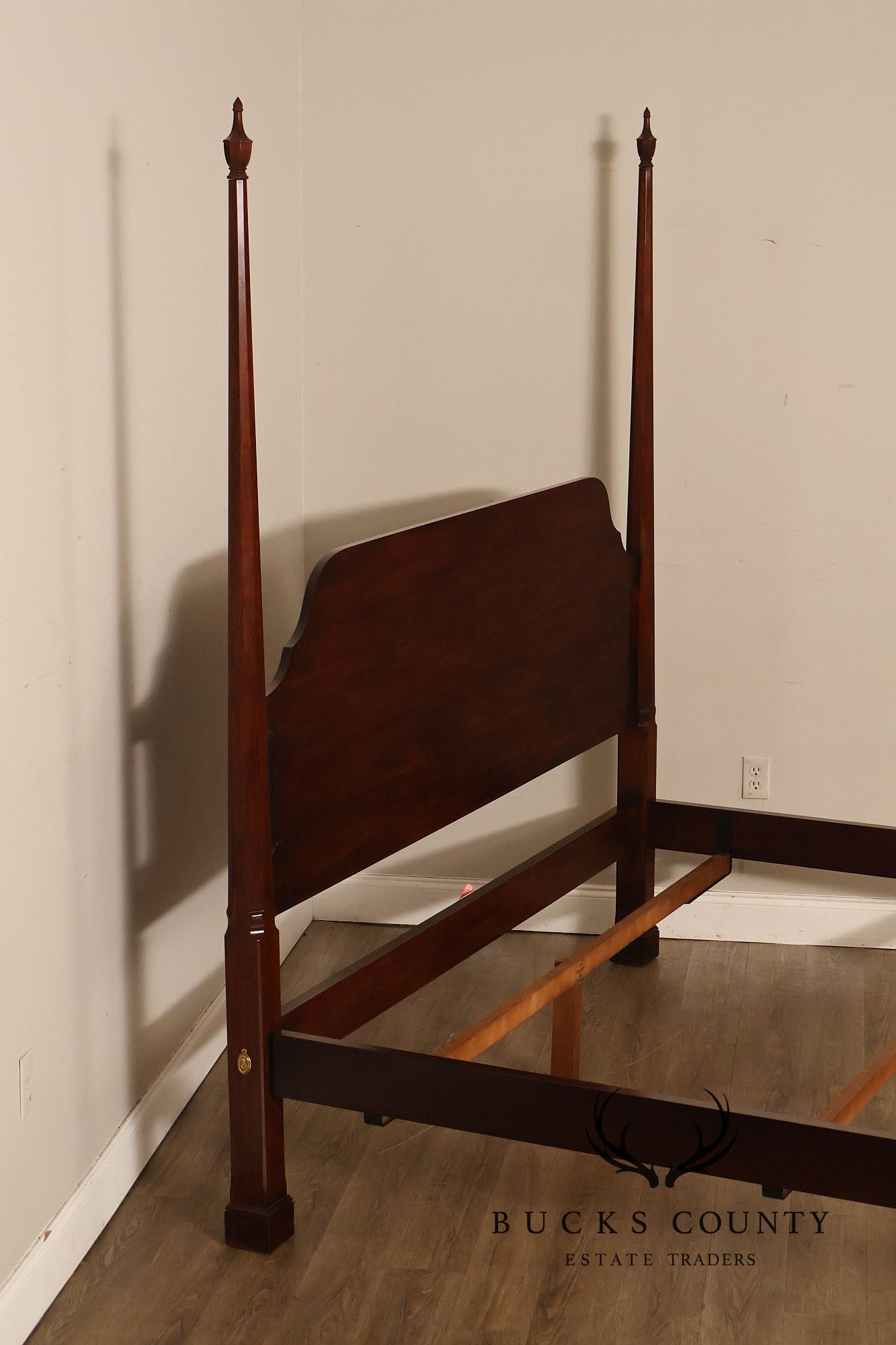 Henkel Harris Mahogany King Pencil Point Poster Bed