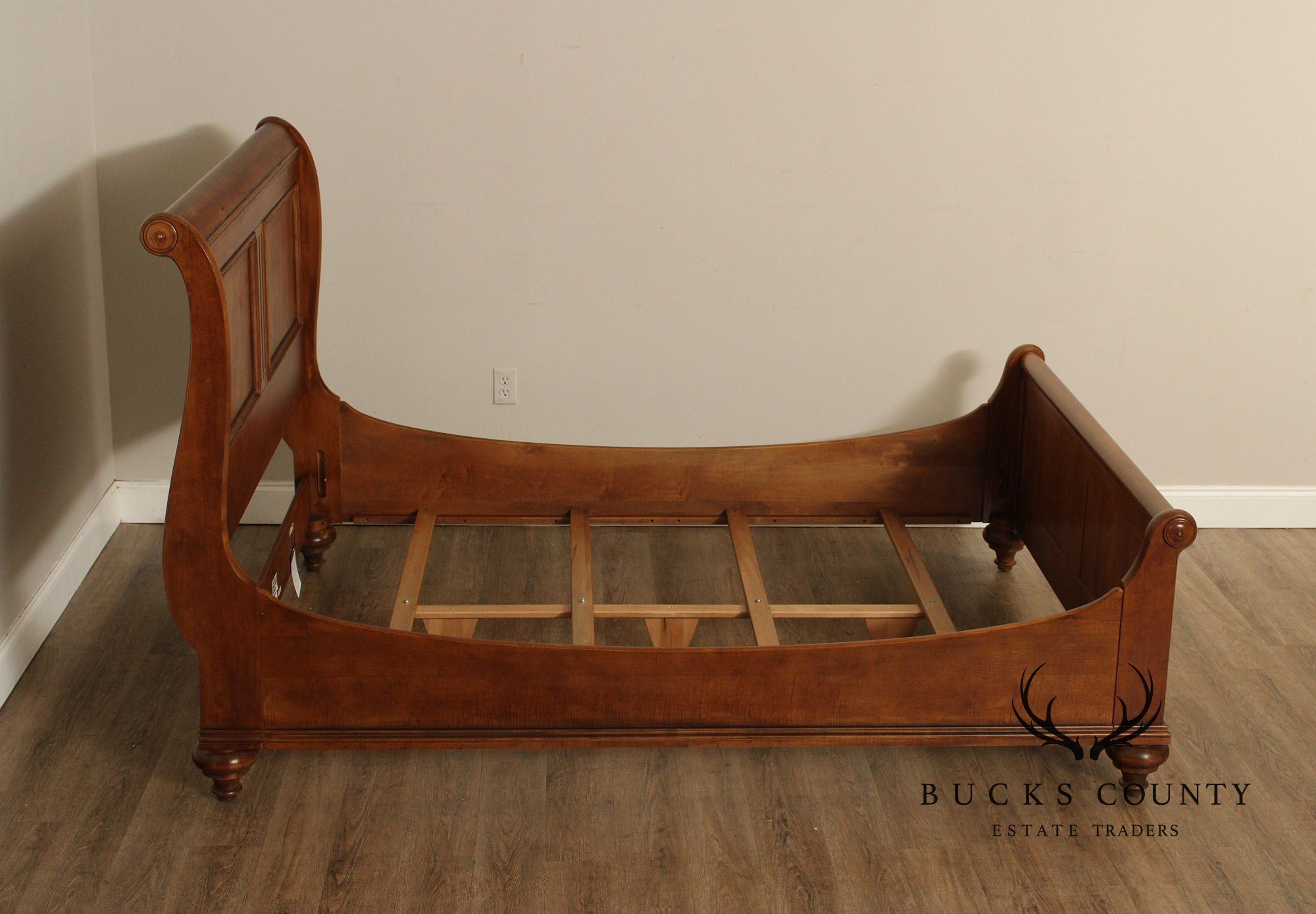 ETHAN ALLEN ‘NEW COUNTRY’ MAPLE QUEEN SLEIGH BED