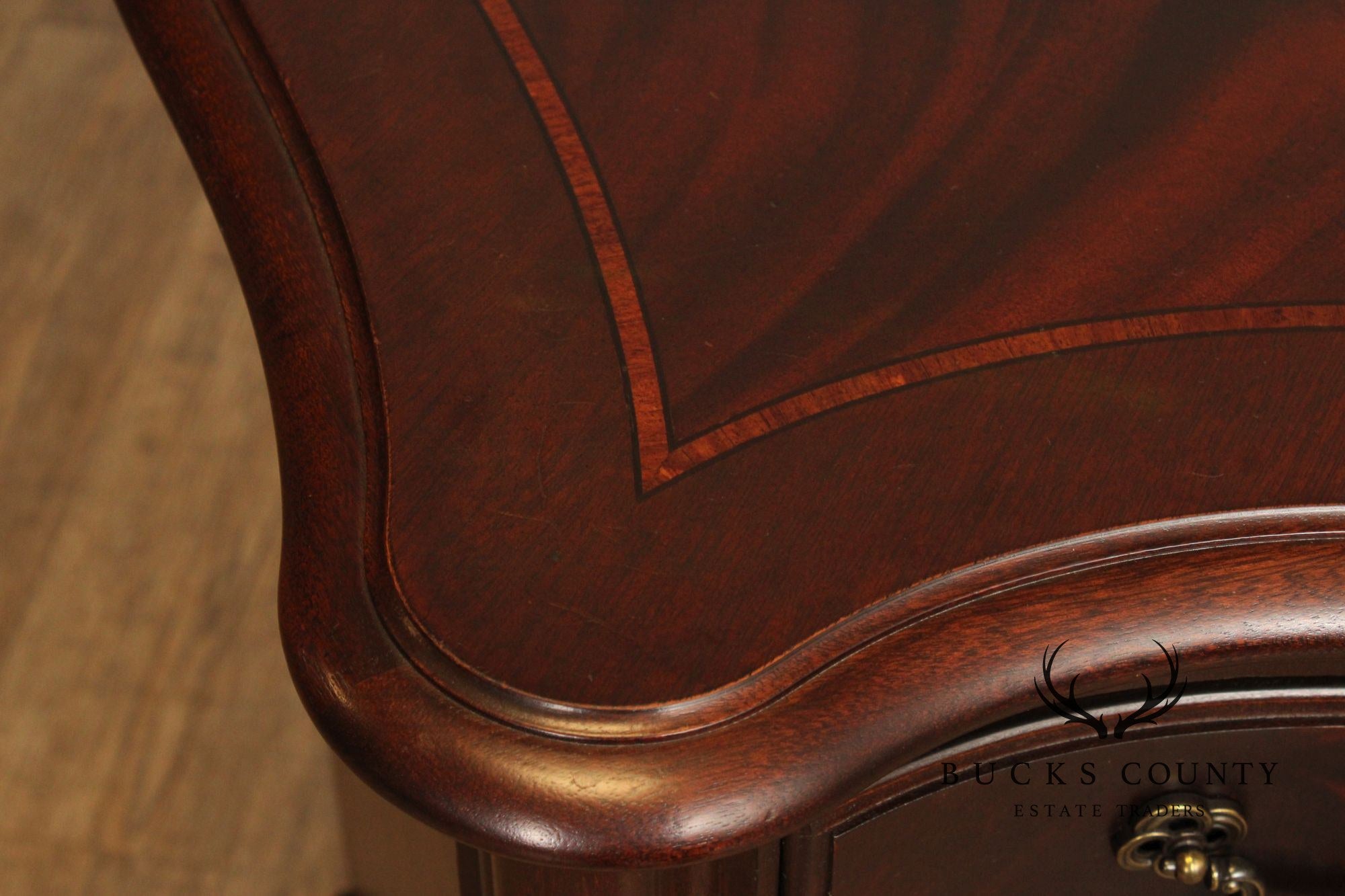 Thomasville 'Kent Park' Pair of Mahogany Nightstands
