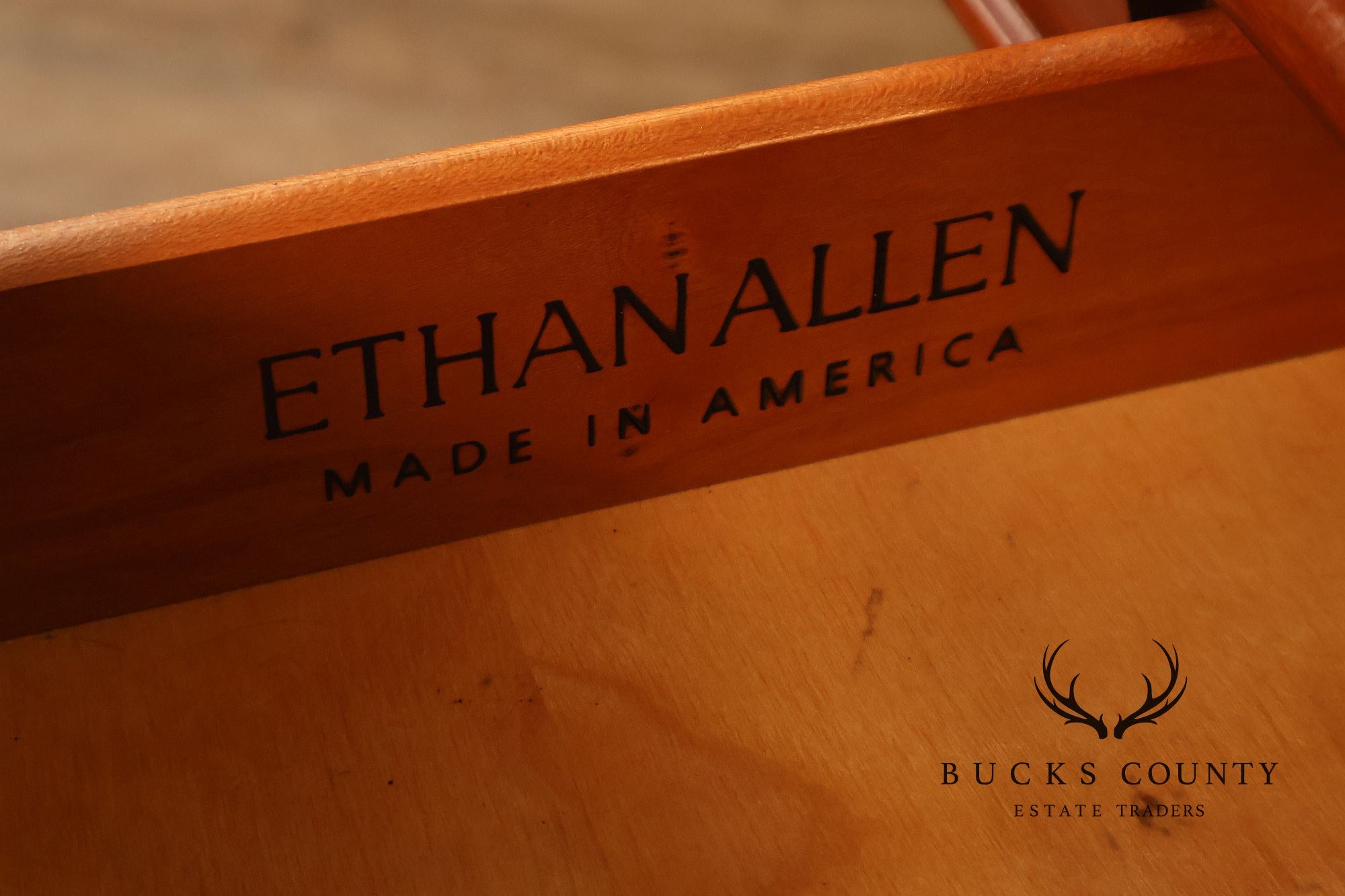 Ethan Allen 'Medallion' Pair of Cherry Bedside Cabinets Nightstands