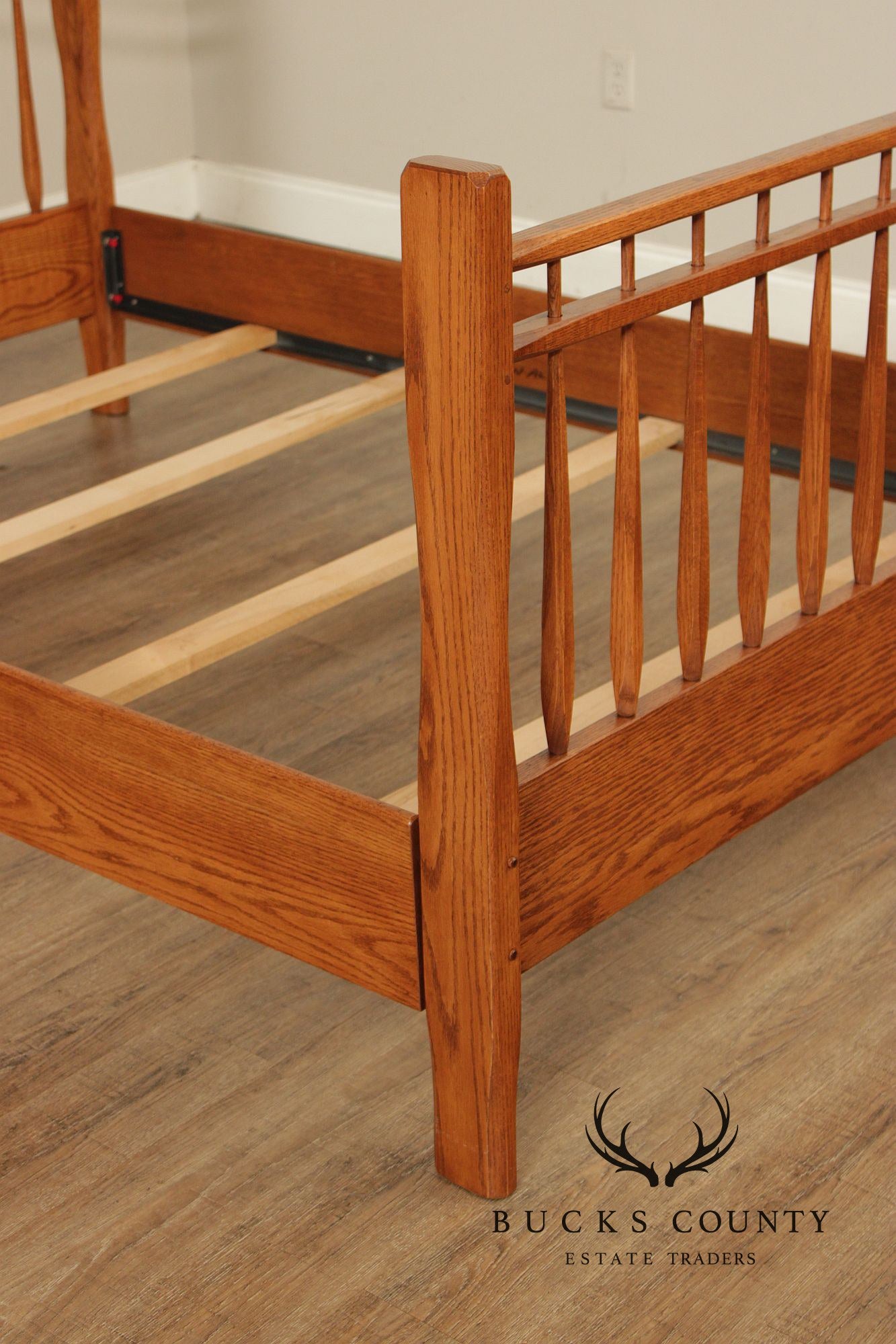 Hunt Country Furniture Farmhouse Style Oak Spindle Full-Size Bed