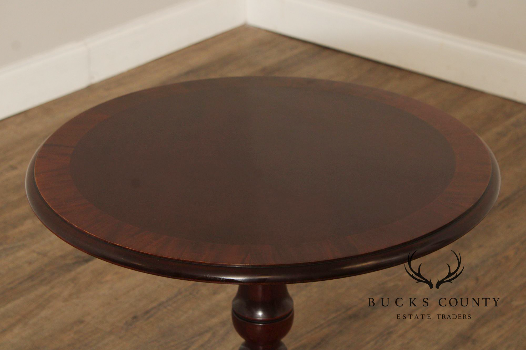 Mahogany Federal Style Round Pedestal Table