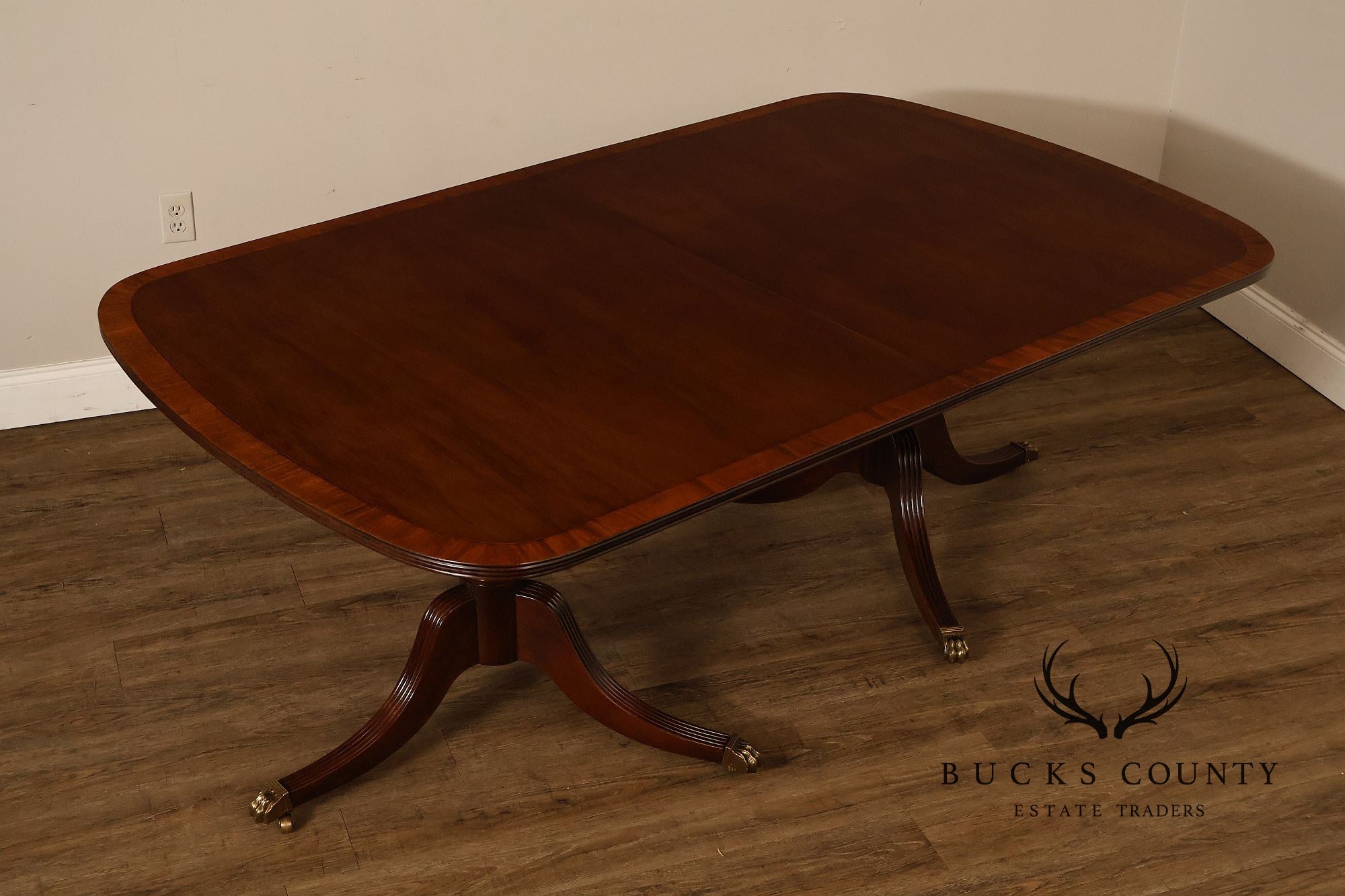 Hickory Chair Banded Mahogany Expandable Dining Table With Two Leaves