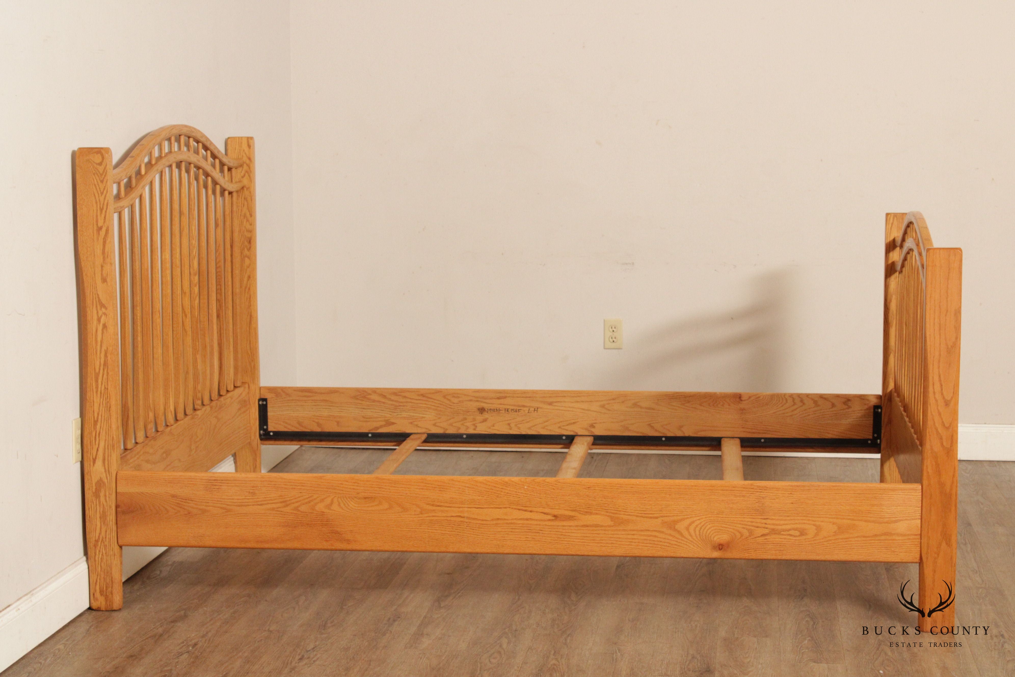 Hunt Country Furniture Windsor Style Oak Queen Size Bed