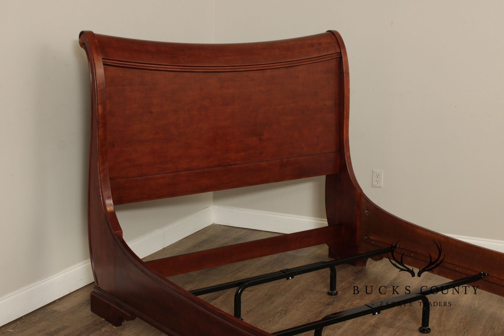 Traditional Cherry Queen Size Sleigh Bed