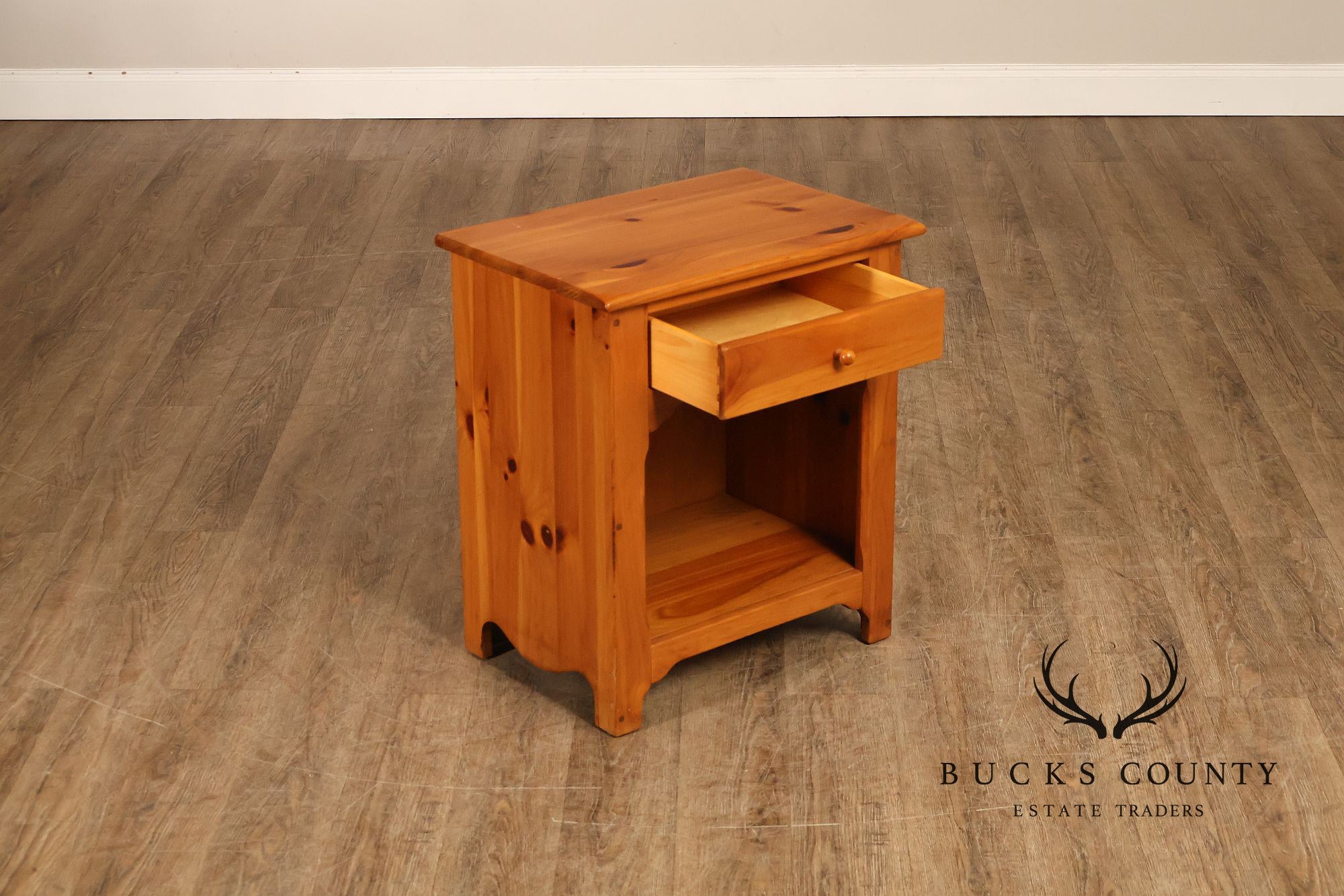 Ethan Allen Early American Style Pair of Pine Nightstands