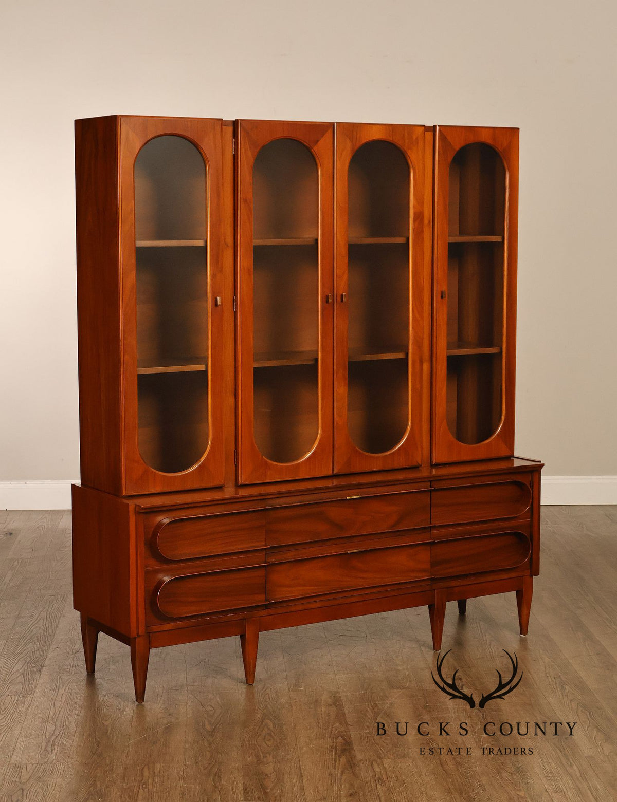Pulaski Furniture Mid Century Modern Walnut Cathedral Door China Cabinet Sideboard