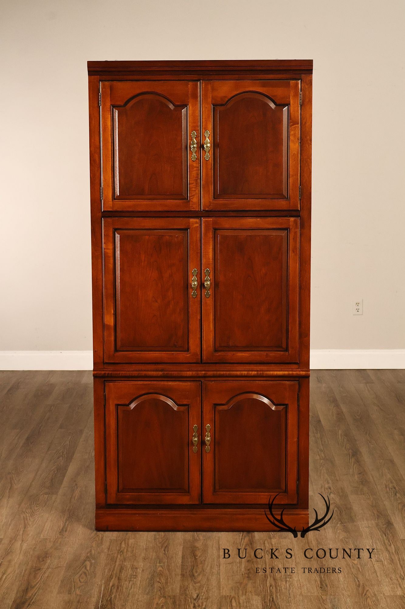 Thomasville Traditional Cherry Finish Entertainment Armoire Media Cabinet