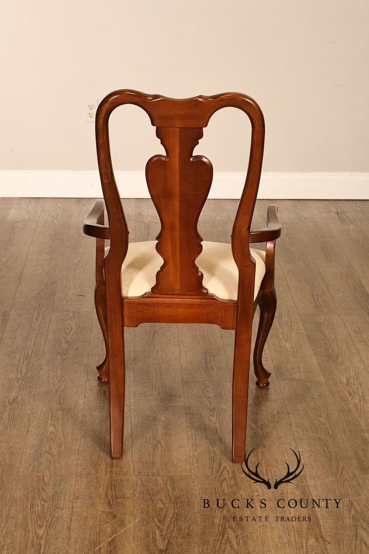 American Drew Queen Anne Style Expanding Dining Table With Eight Dining Chairs