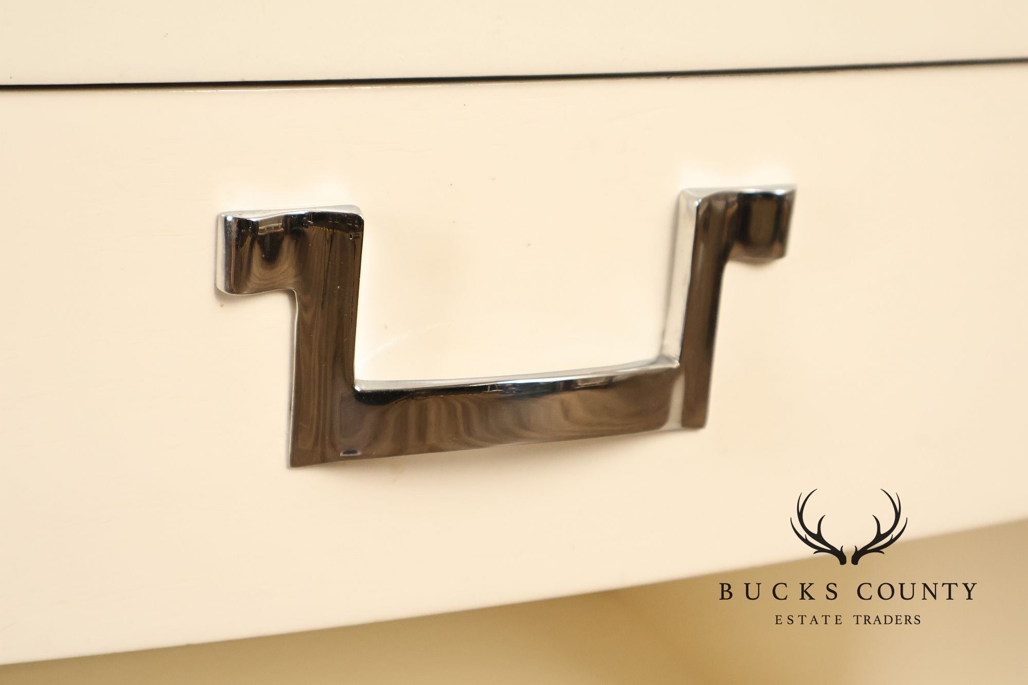 Rway Mid Century Modern Pair of White Lacquer Nightstands