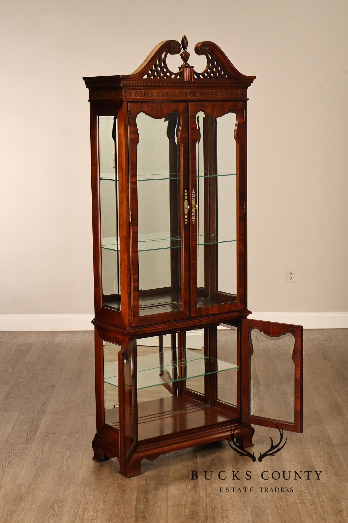 Thomasville Mahogany Chippendale Style Lighted Curio Display Cabinet