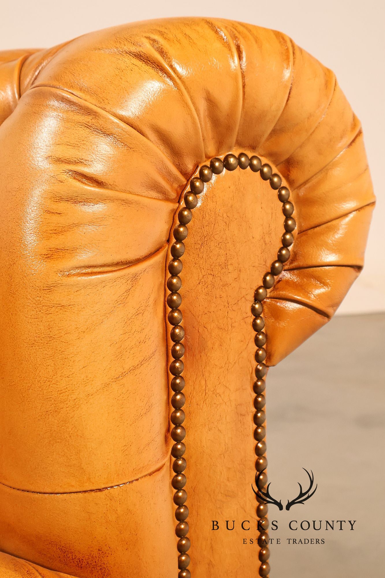 English Traditional Style Leather 'Cheyenne' Chesterfield Sofa