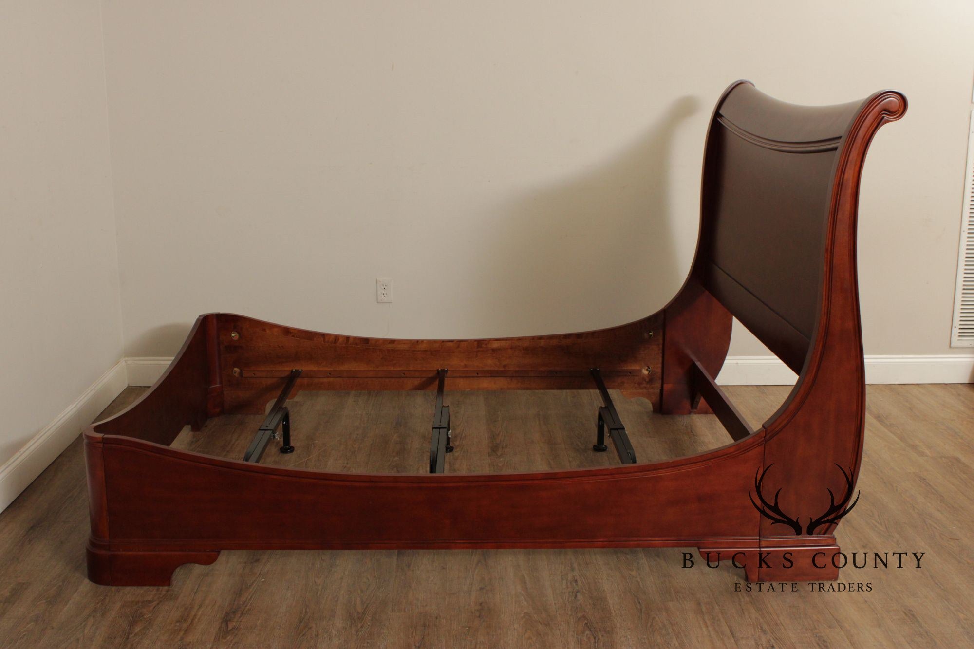 Traditional Cherry Queen Size Sleigh Bed