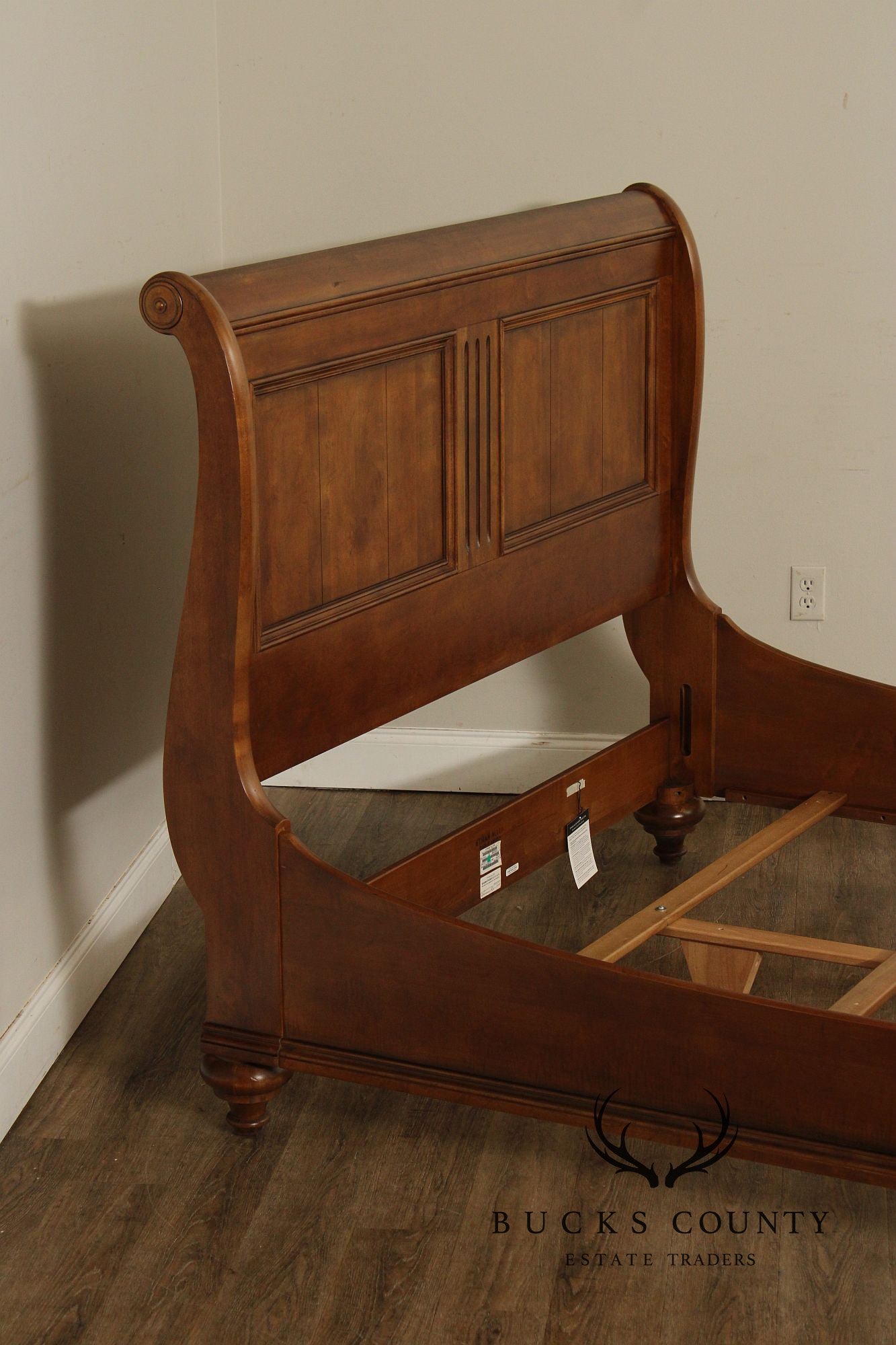 ETHAN ALLEN ‘NEW COUNTRY’ MAPLE QUEEN SLEIGH BED