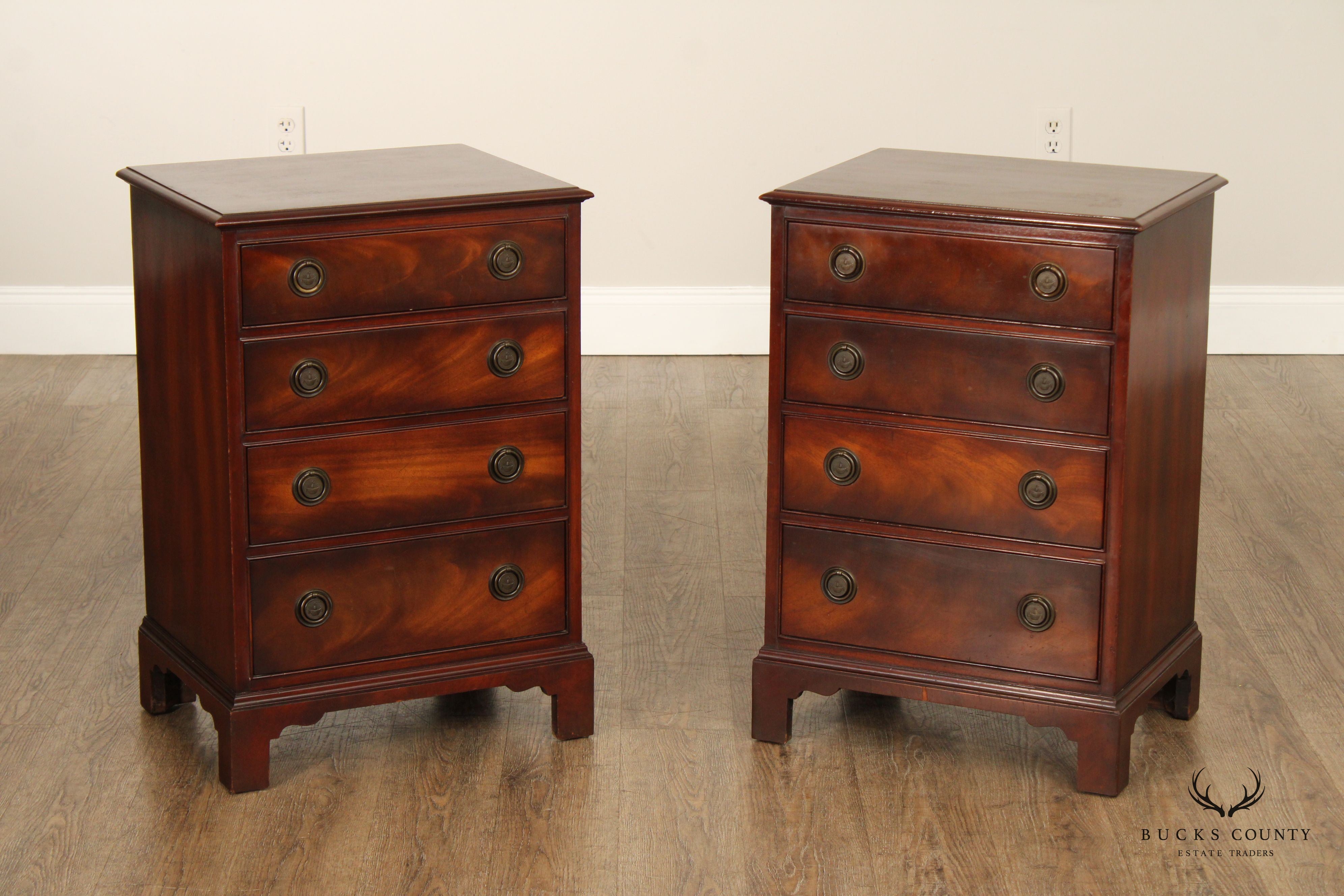 Henredon 1940's Georgian Style Pair of Mahogany Chest Nightstands