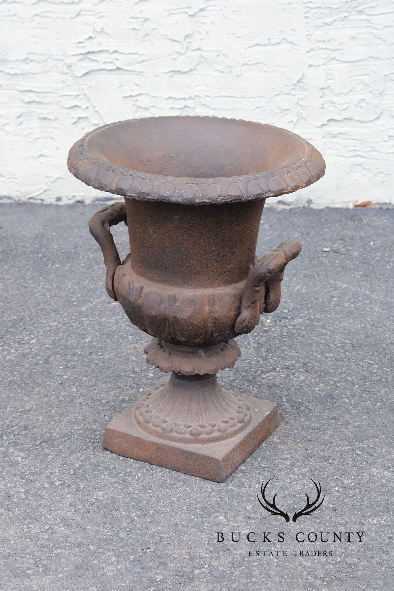 Classical Style Vintage Cast Iron Outdoor Garden Urn Planter