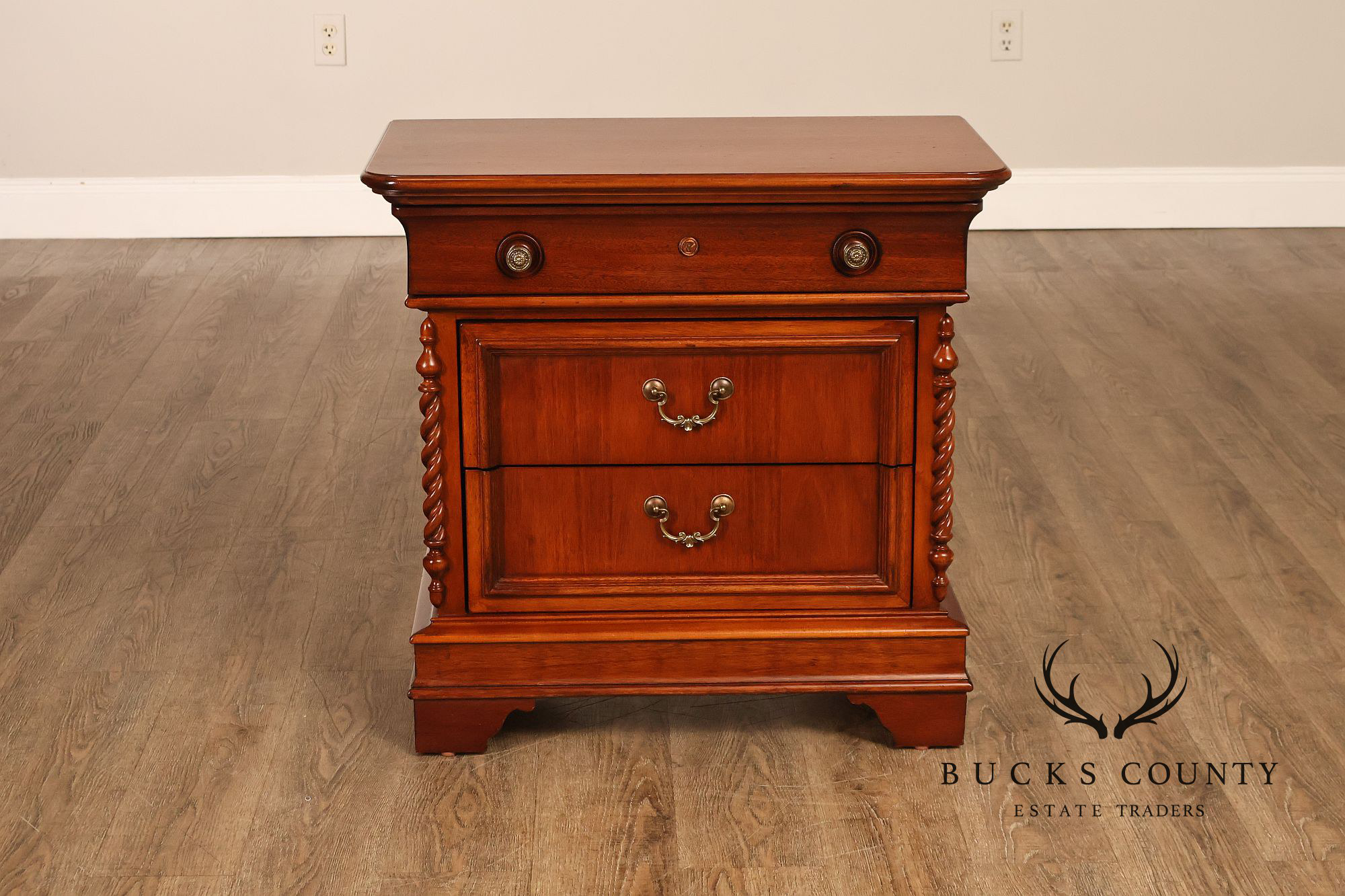 Lexington 'Vestiges' Pair of Mahogany Nightstands