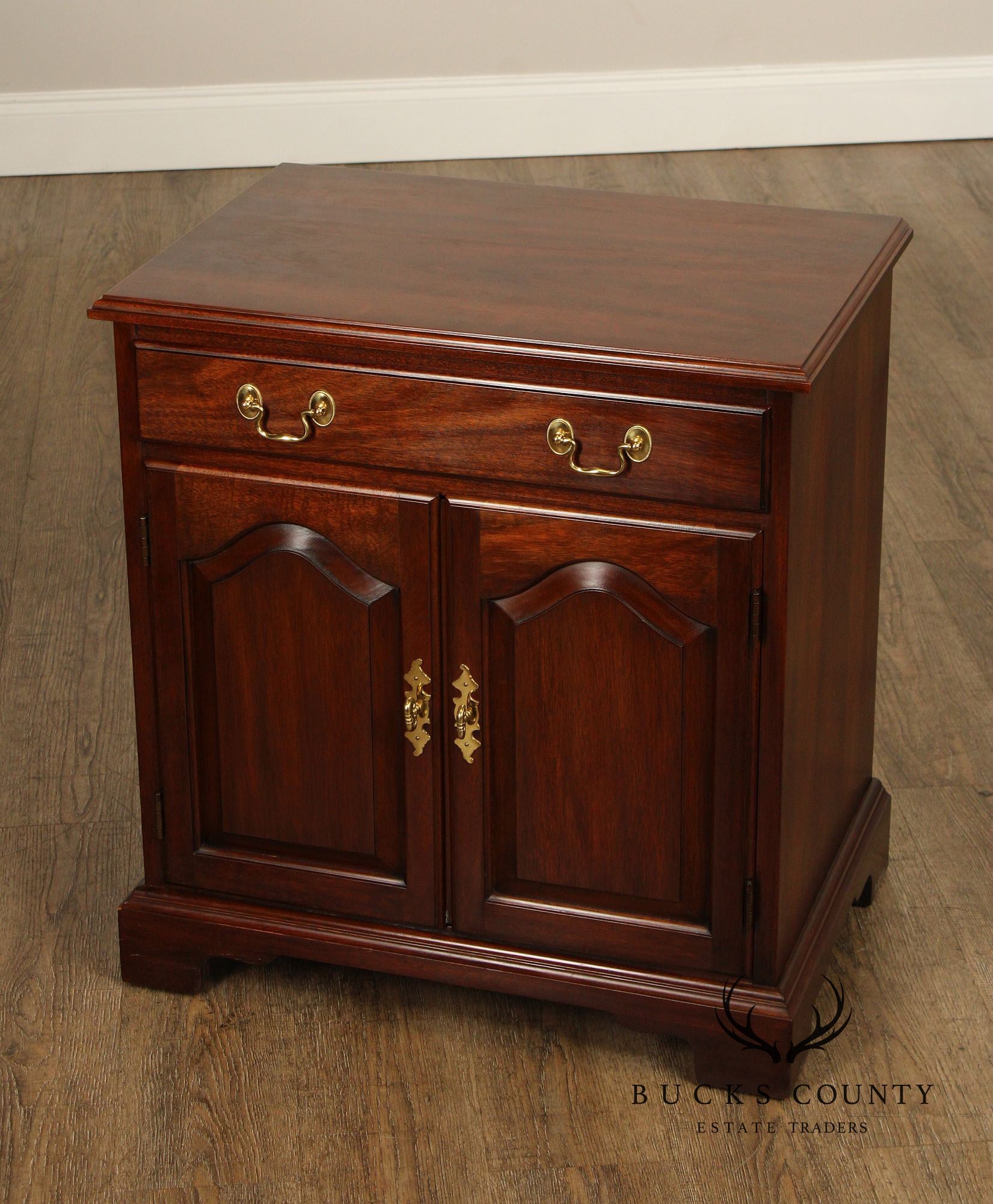 Henkel Harris Georgian Style Pair of Mahogany Nightstands