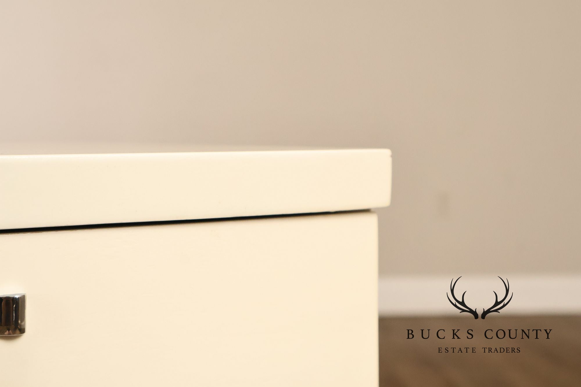 Rway Mid Century Modern Pair of White Lacquer Nightstands
