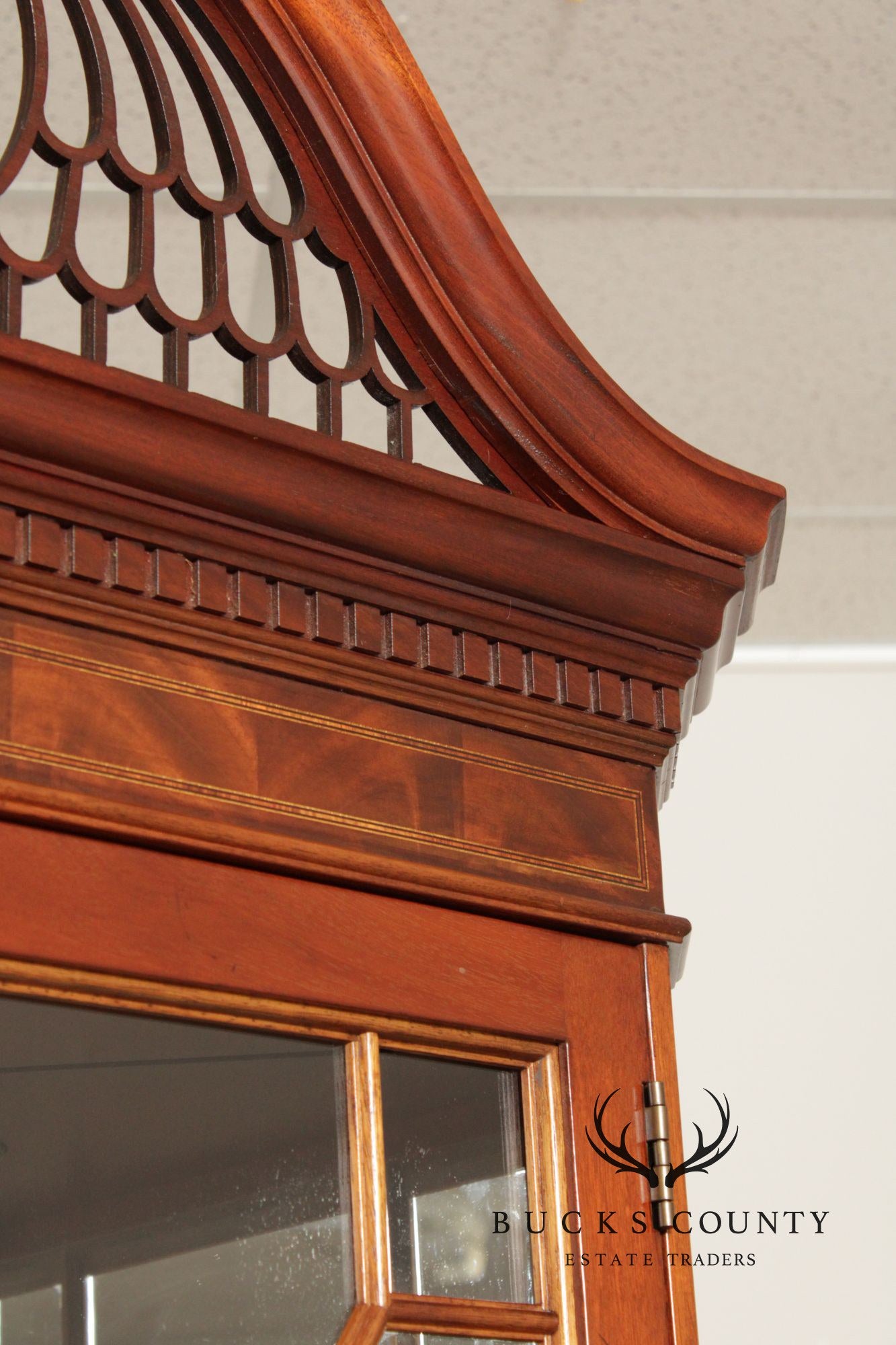 Stickley Georgian Style Pair of Mahogany Corner Cabinets