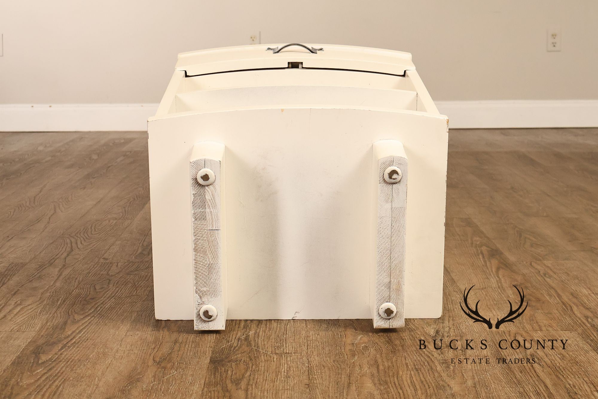 Rway Mid Century Modern Pair of White Lacquer Nightstands