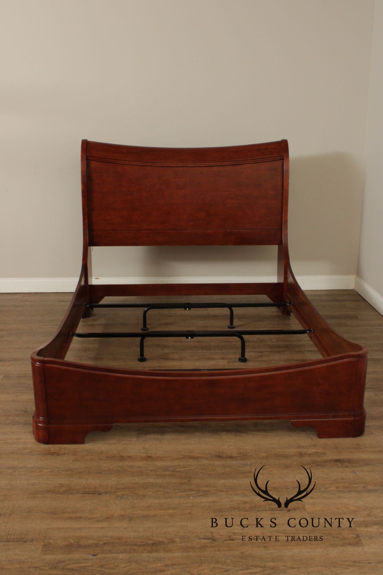 Traditional Cherry Queen Size Sleigh Bed