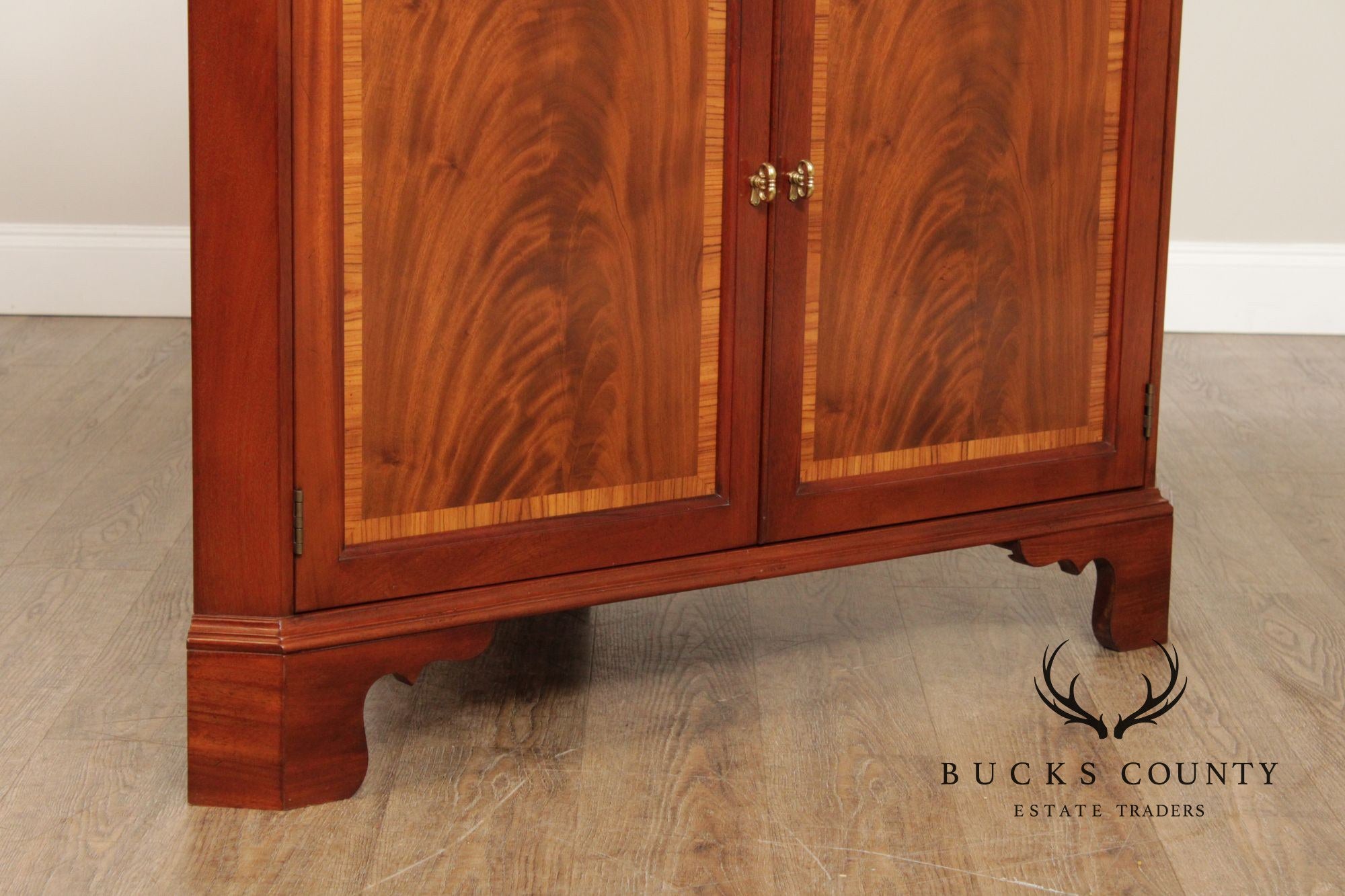 Stickley Georgian Style Pair of Mahogany Corner Cabinets