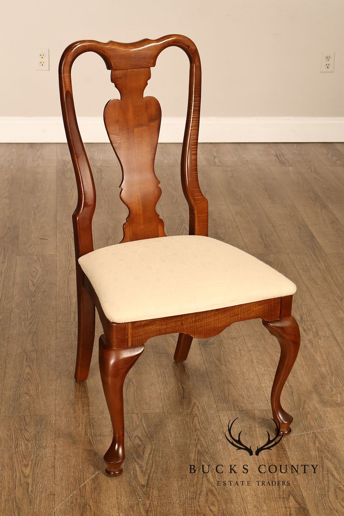 American Drew Queen Anne Style Expanding Dining Table With Eight Dining Chairs
