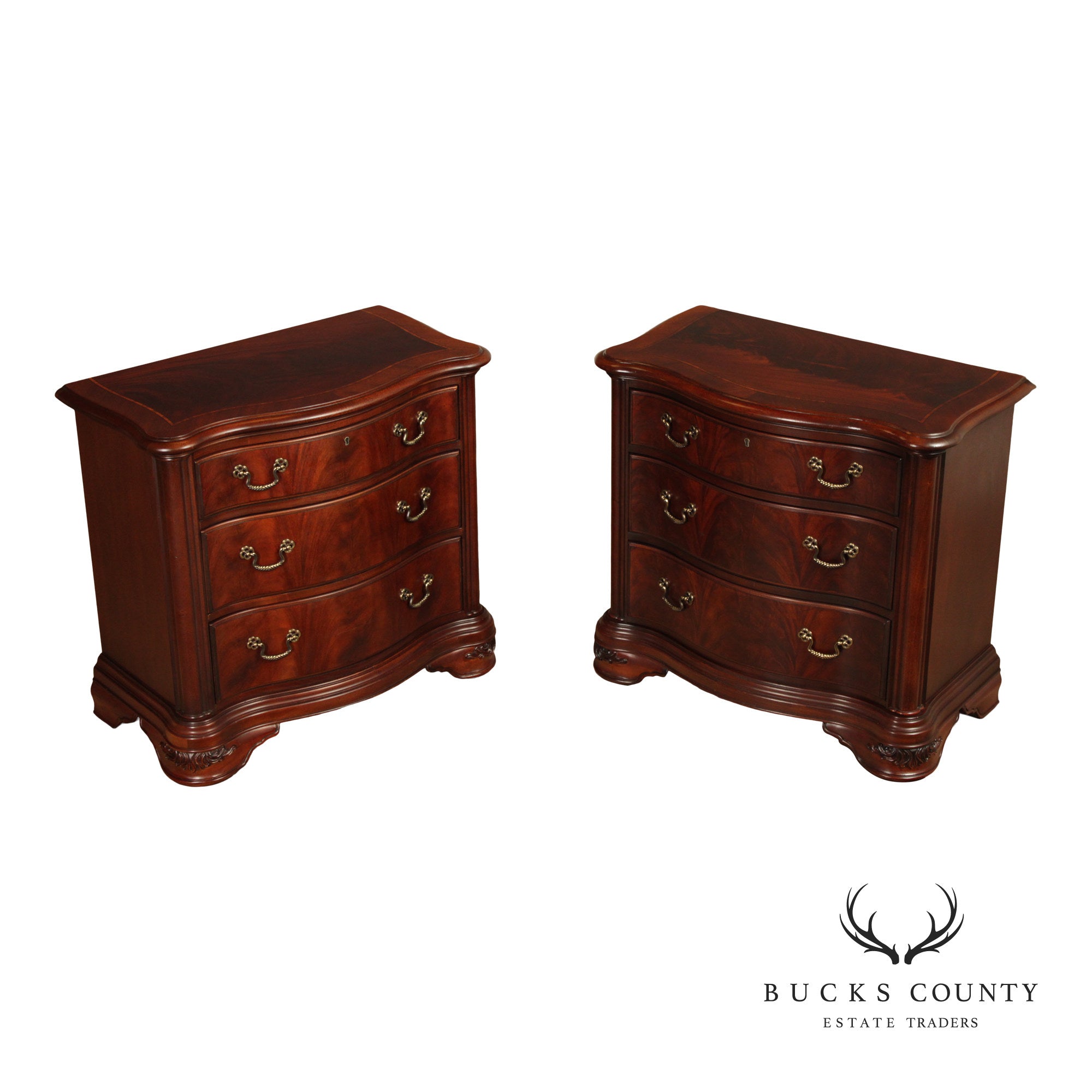 Thomasville 'Kent Park' Pair of Mahogany Nightstands