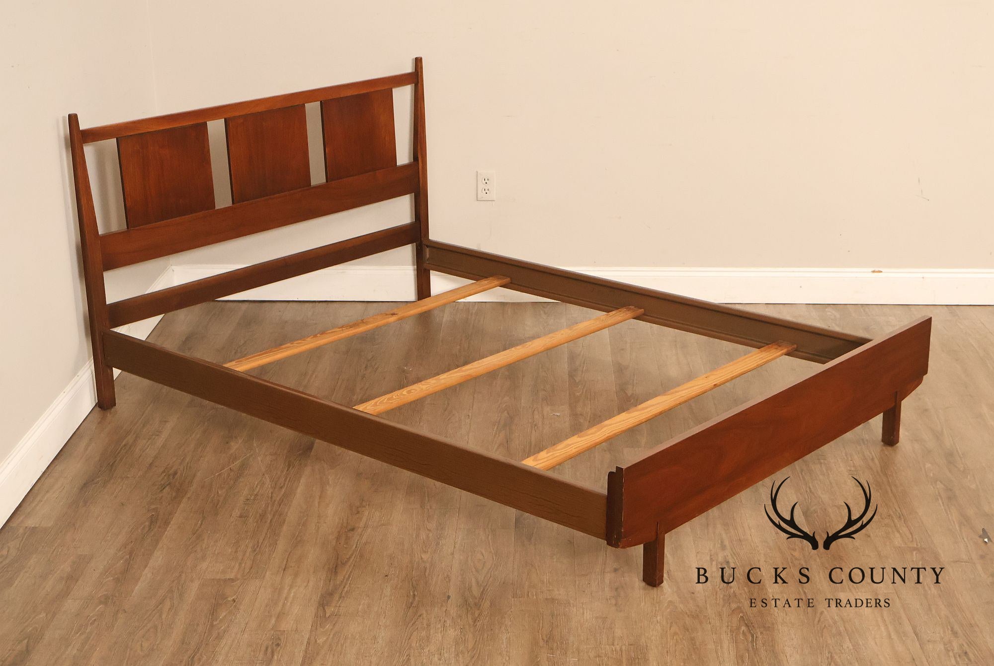Vintage Lane Mid-Century Modern Walnut Full Size Bed