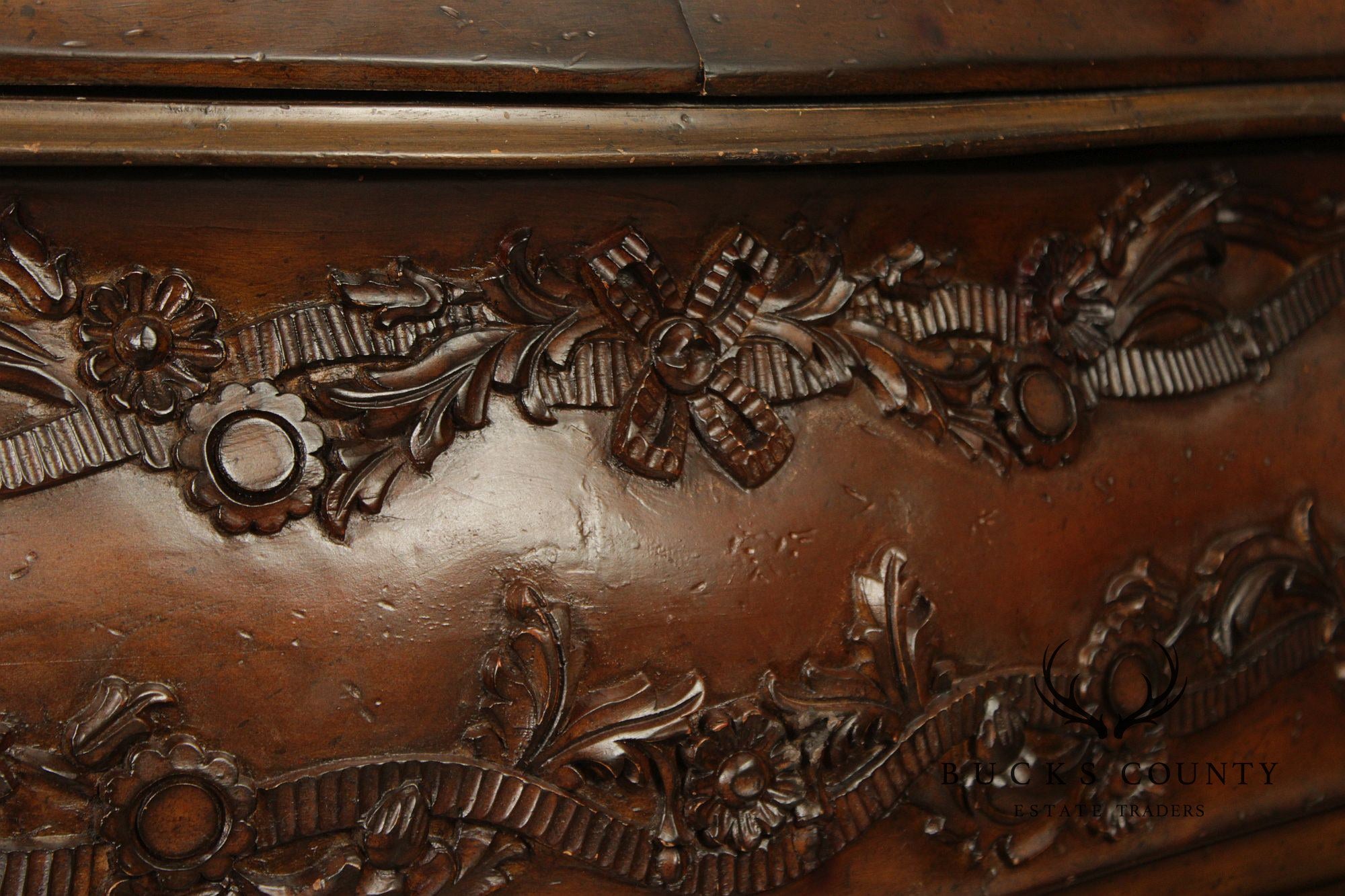 Italian Provincial Vintage Pair of Carved Bombe Commodes