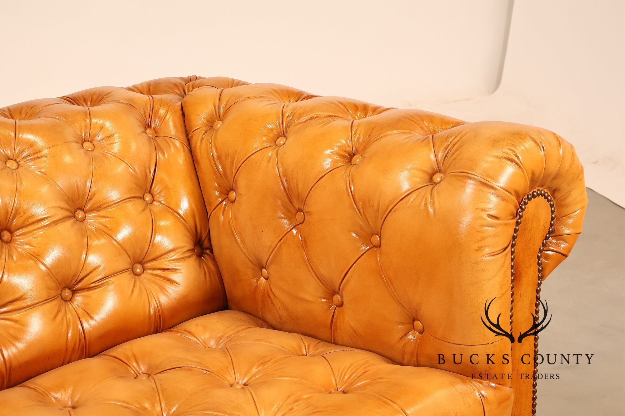 English Traditional Style Leather 'Cheyenne' Chesterfield Sofa