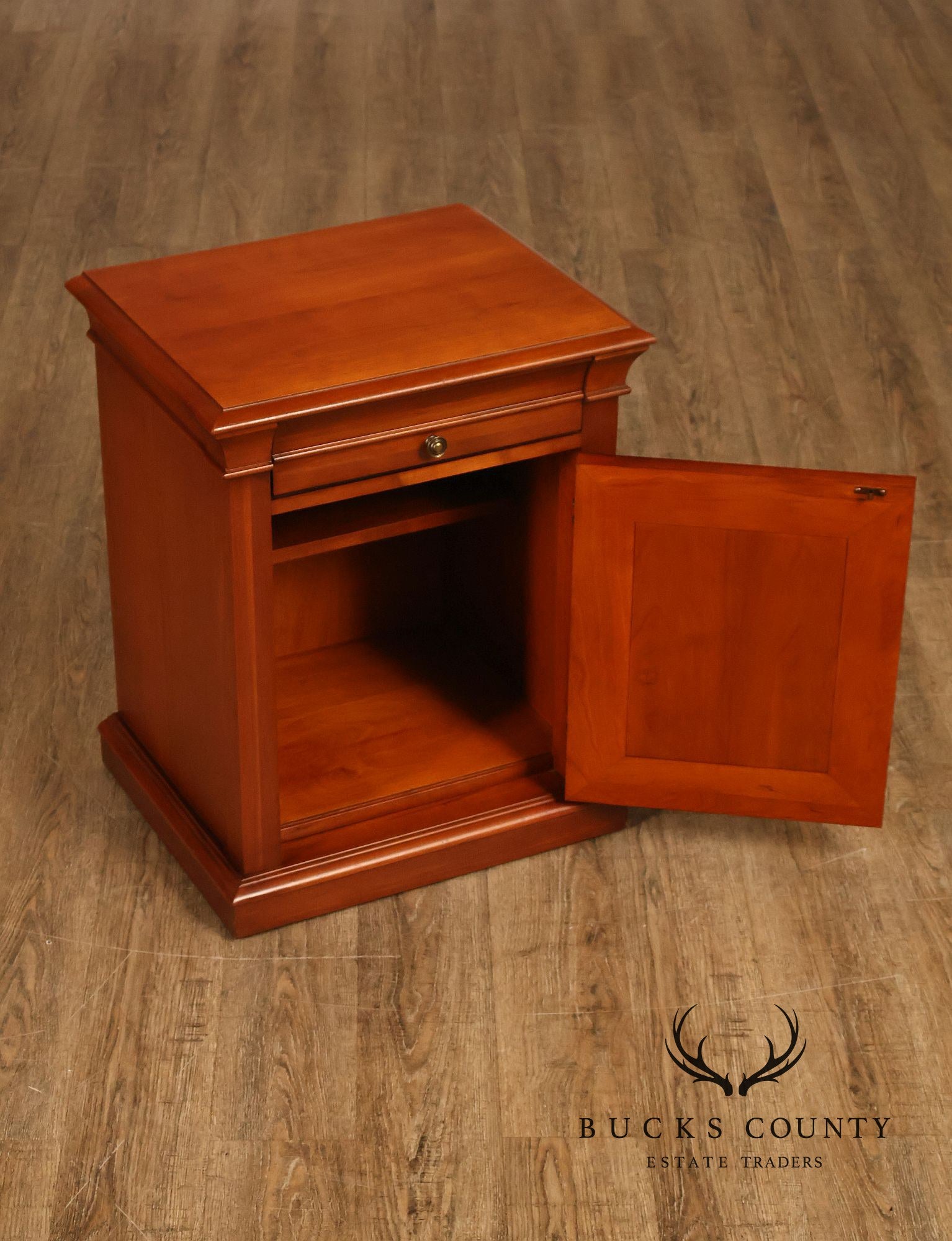Ethan Allen 'Medallion' Pair of Cherry Bedside Cabinets Nightstands