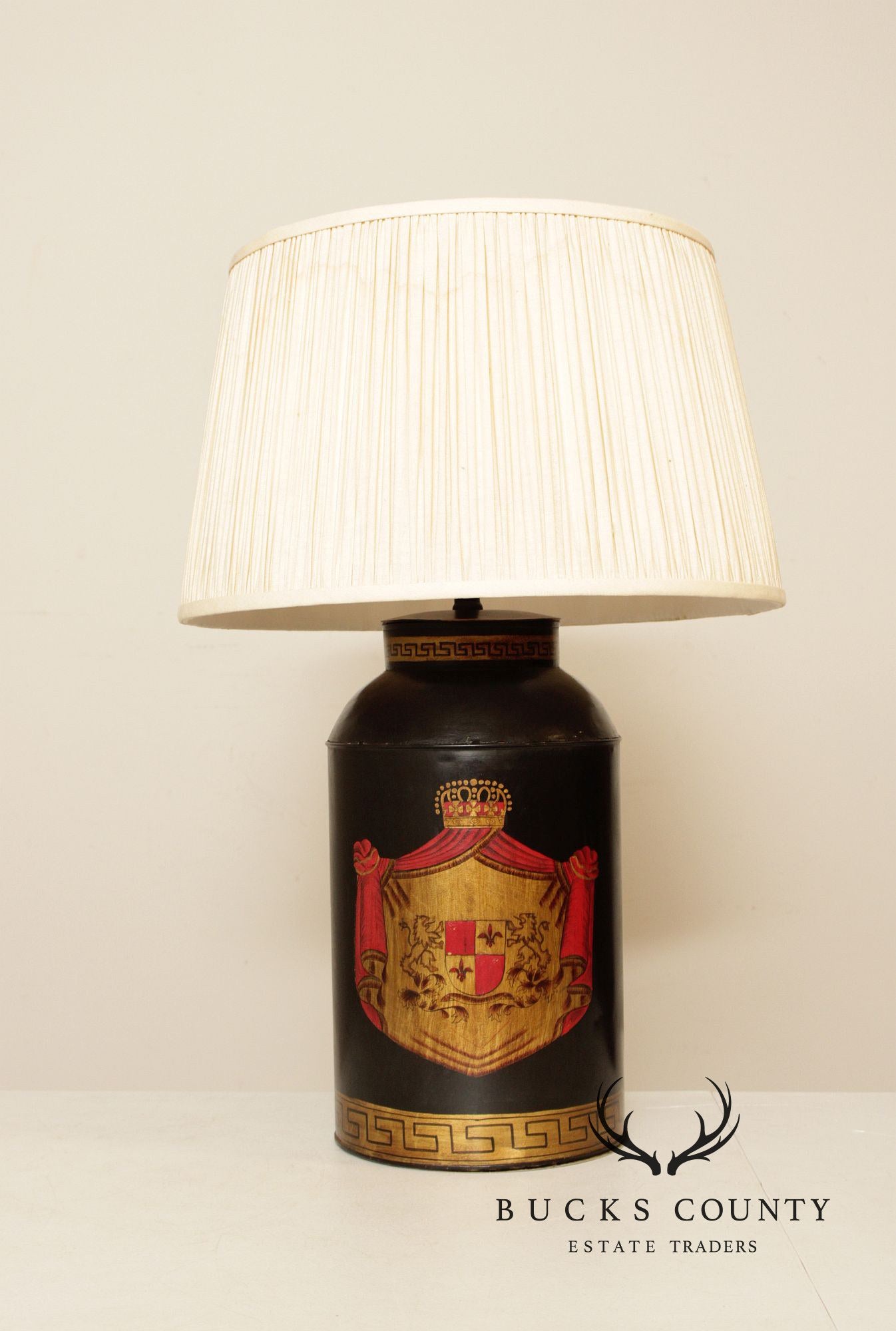 English Traditional Style Pair of Painted Canister Table Lamps