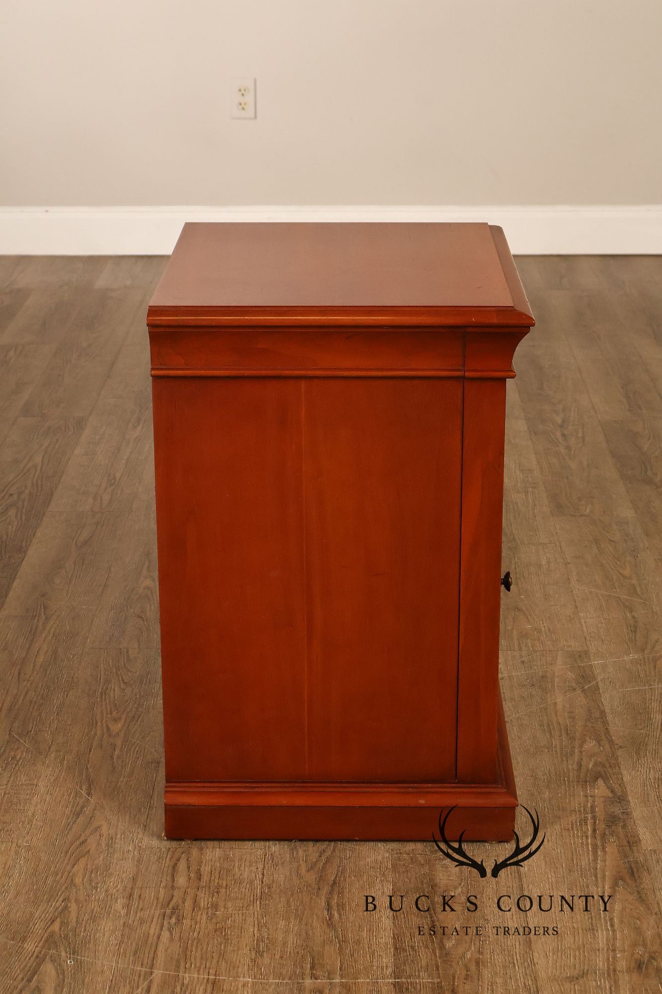 Ethan Allen 'Medallion' Pair of Cherry Bedside Cabinets Nightstands
