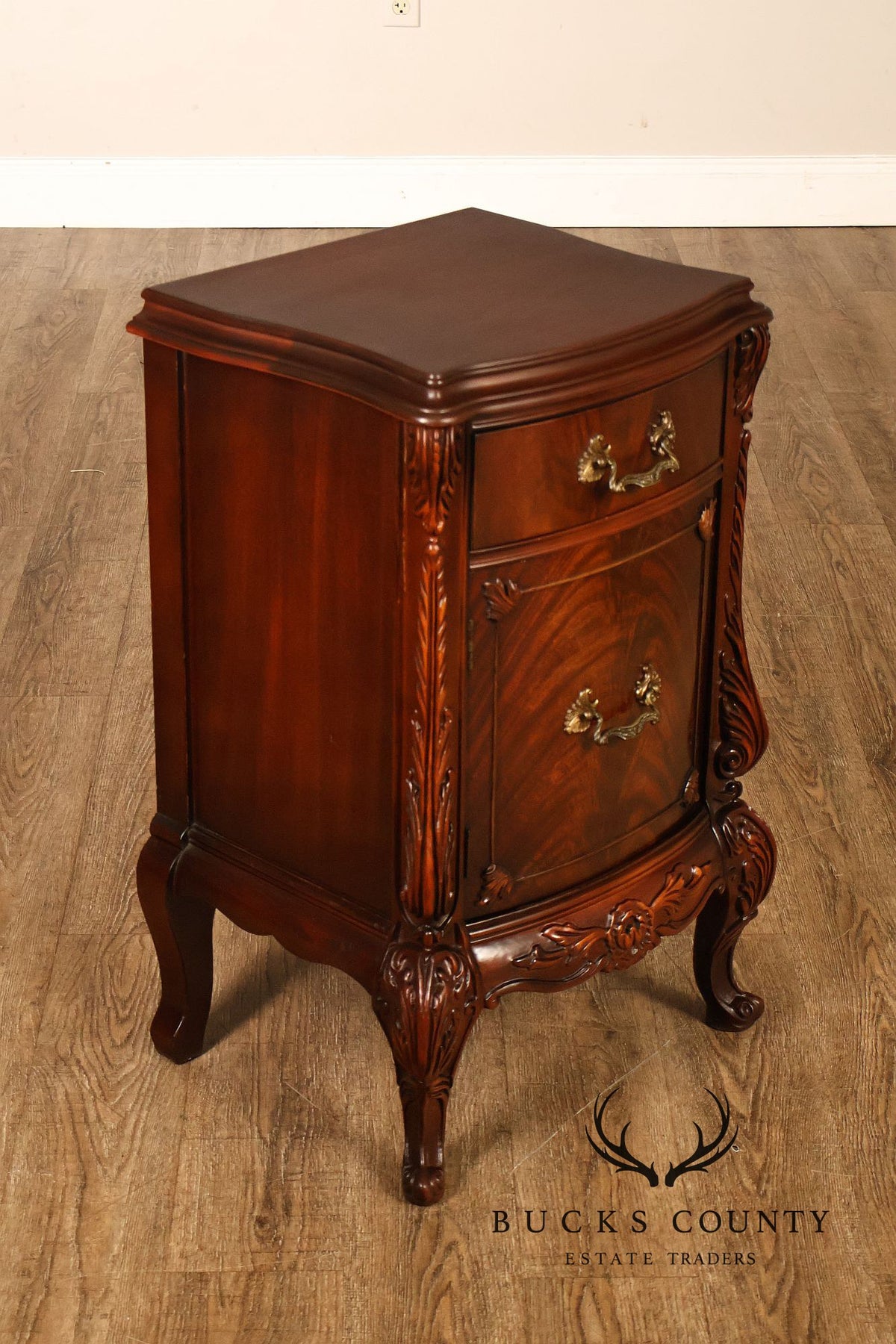 1940s Vintage Pair of Mahogany Nightstands