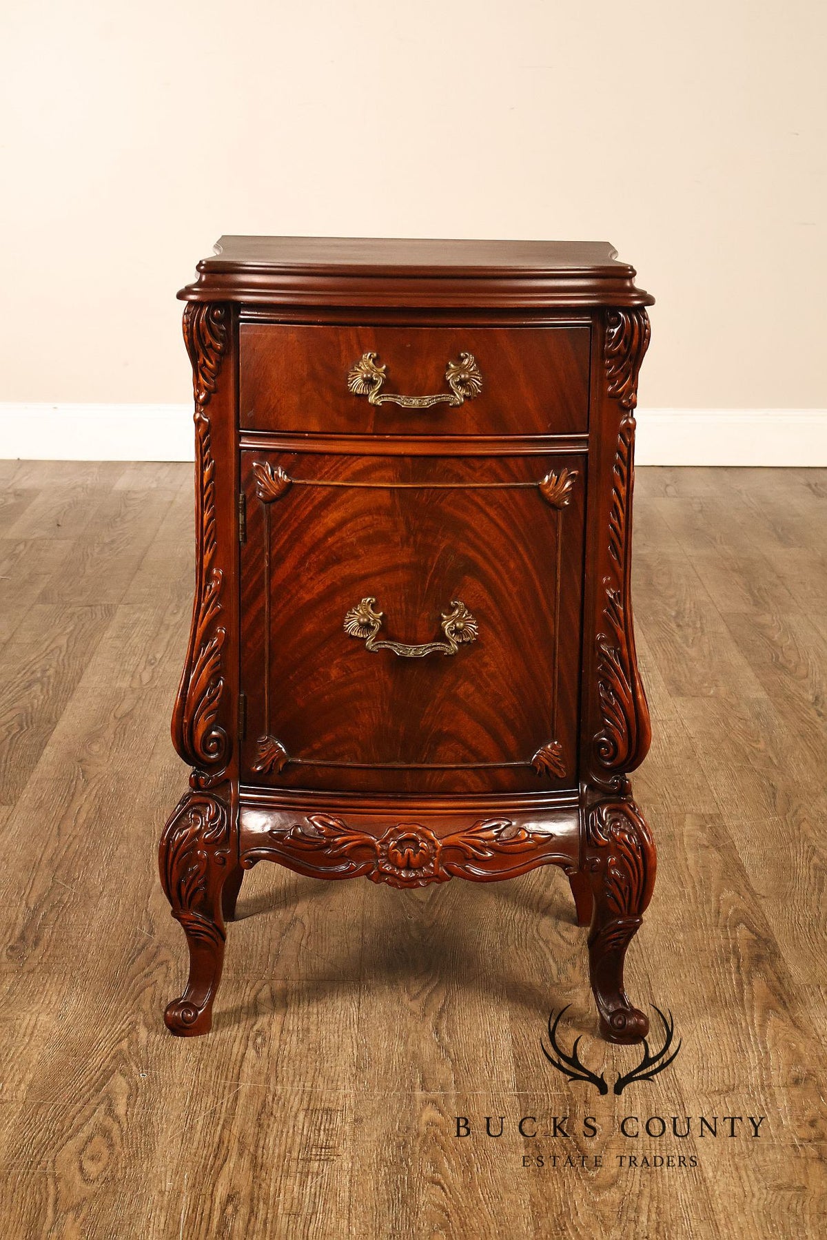 1940s Vintage Pair of Mahogany Nightstands