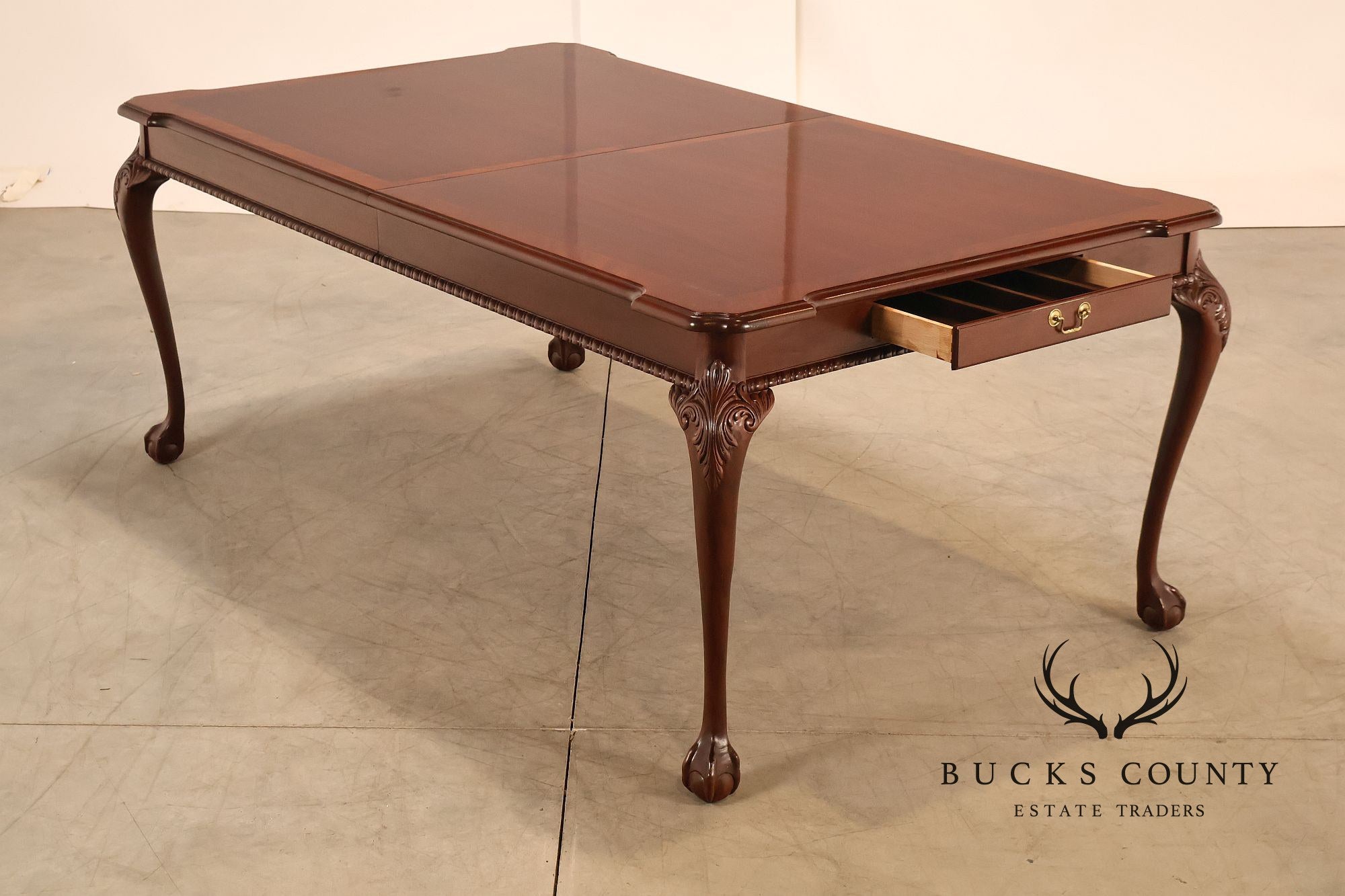 Lexington Furniture Chippendale Style Mahogany Expandable Dining Table