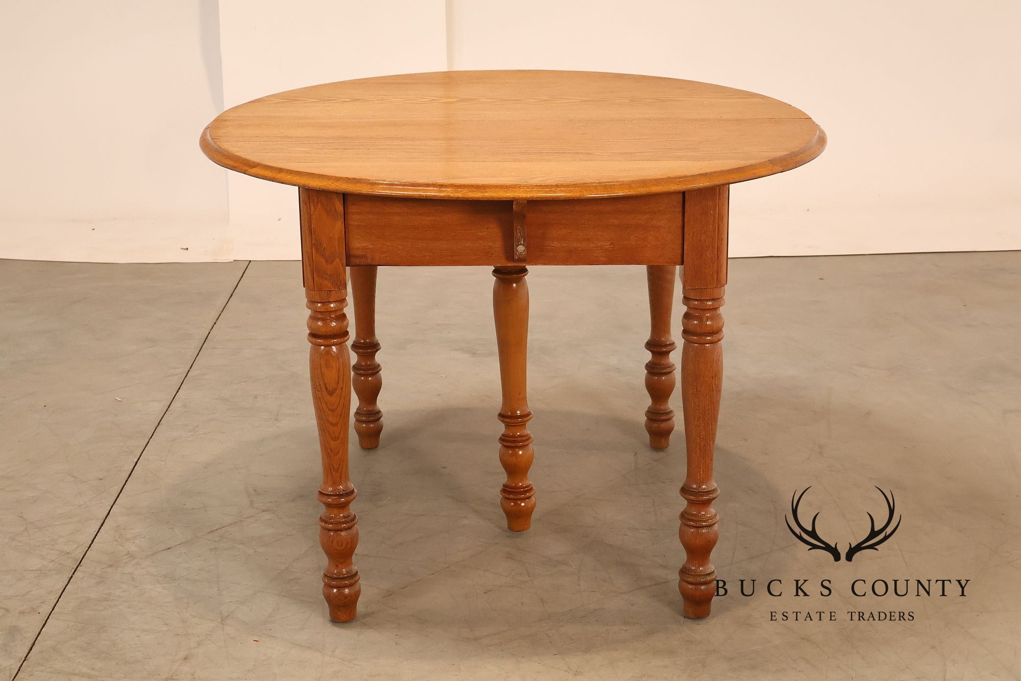 Antique Farmhouse Style Round Oak Extendable Dining Table