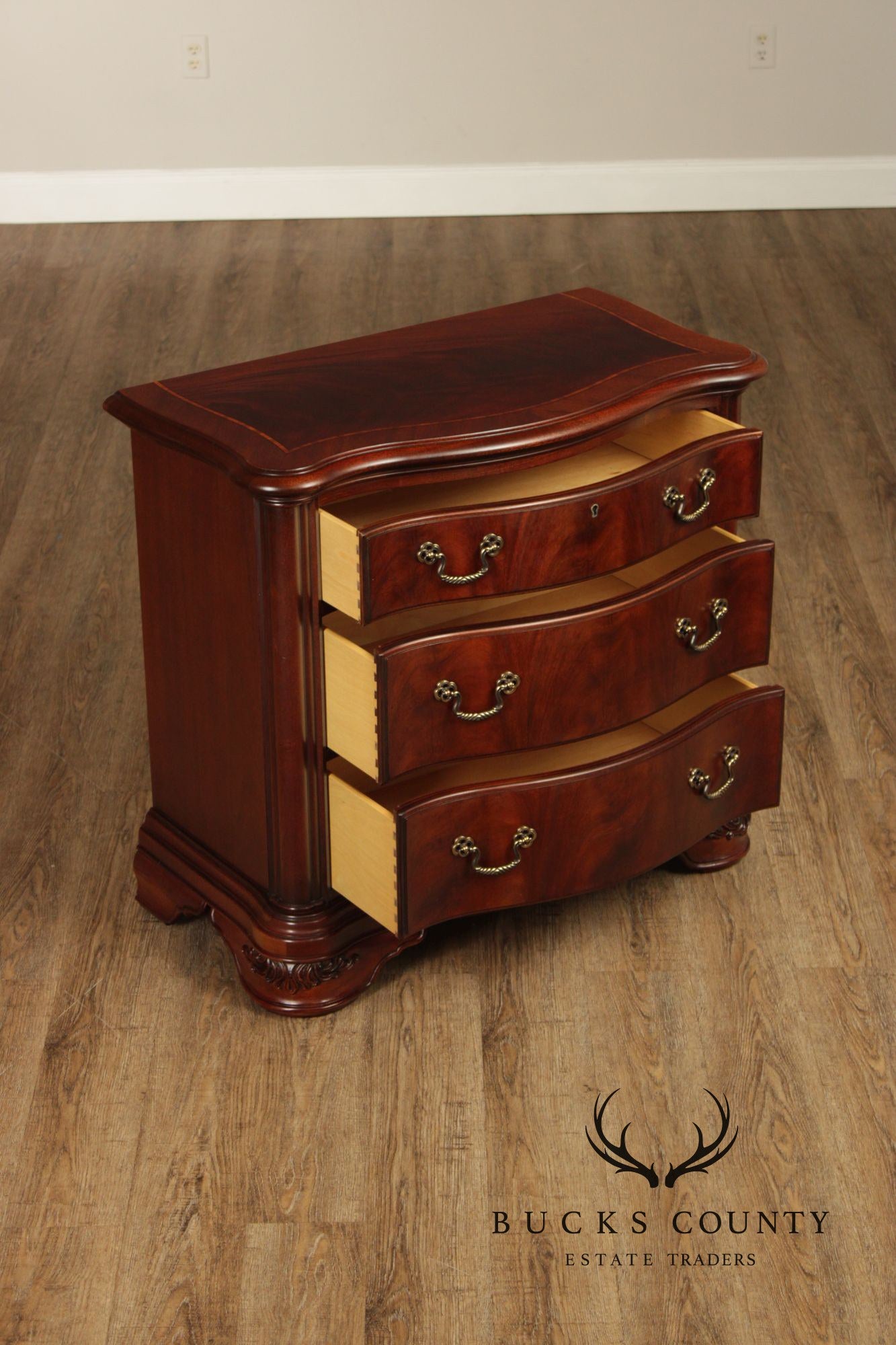 Thomasville 'Kent Park' Pair of Mahogany Nightstands