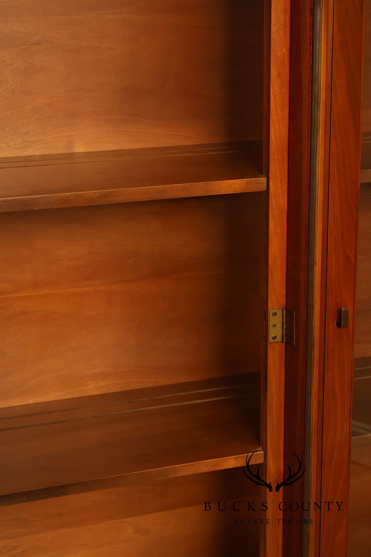 Pulaski Furniture Mid Century Modern Walnut Cathedral Door China Cabinet Sideboard