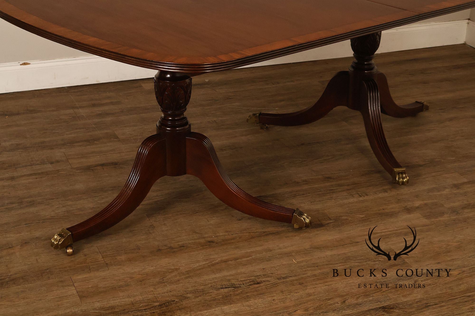 Hickory Chair Banded Mahogany Expandable Dining Table With Two Leaves