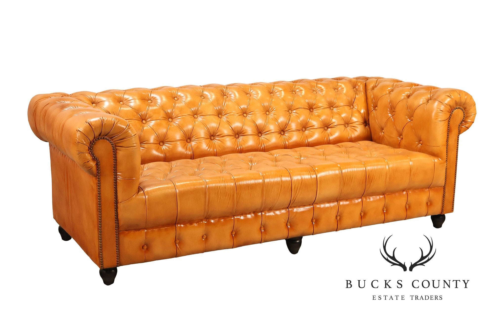 English Traditional Style Leather 'Cheyenne' Chesterfield Sofa