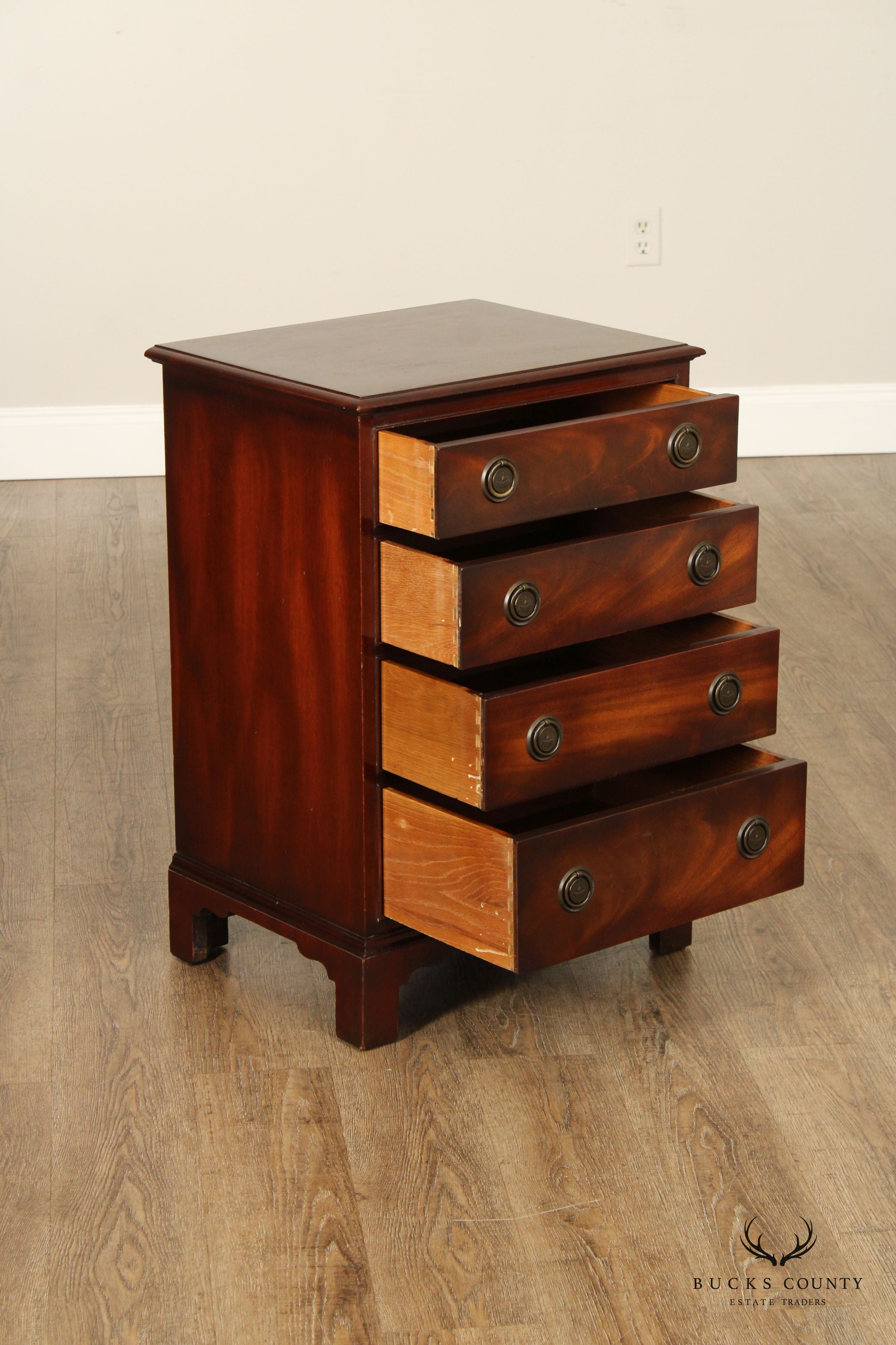 Henredon 1940's Georgian Style Pair of Mahogany Chest Nightstands