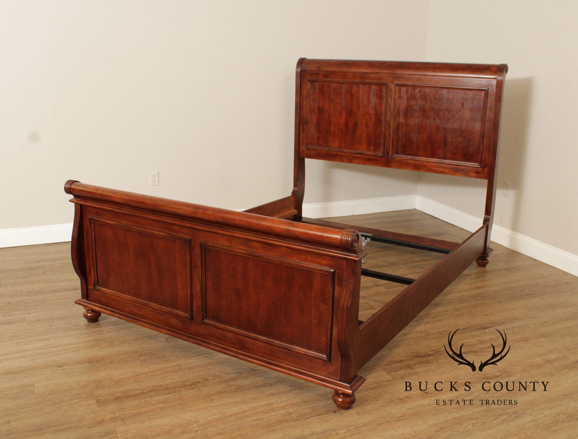 Hooker Furniture Traditional Queen Size Sleigh Bed