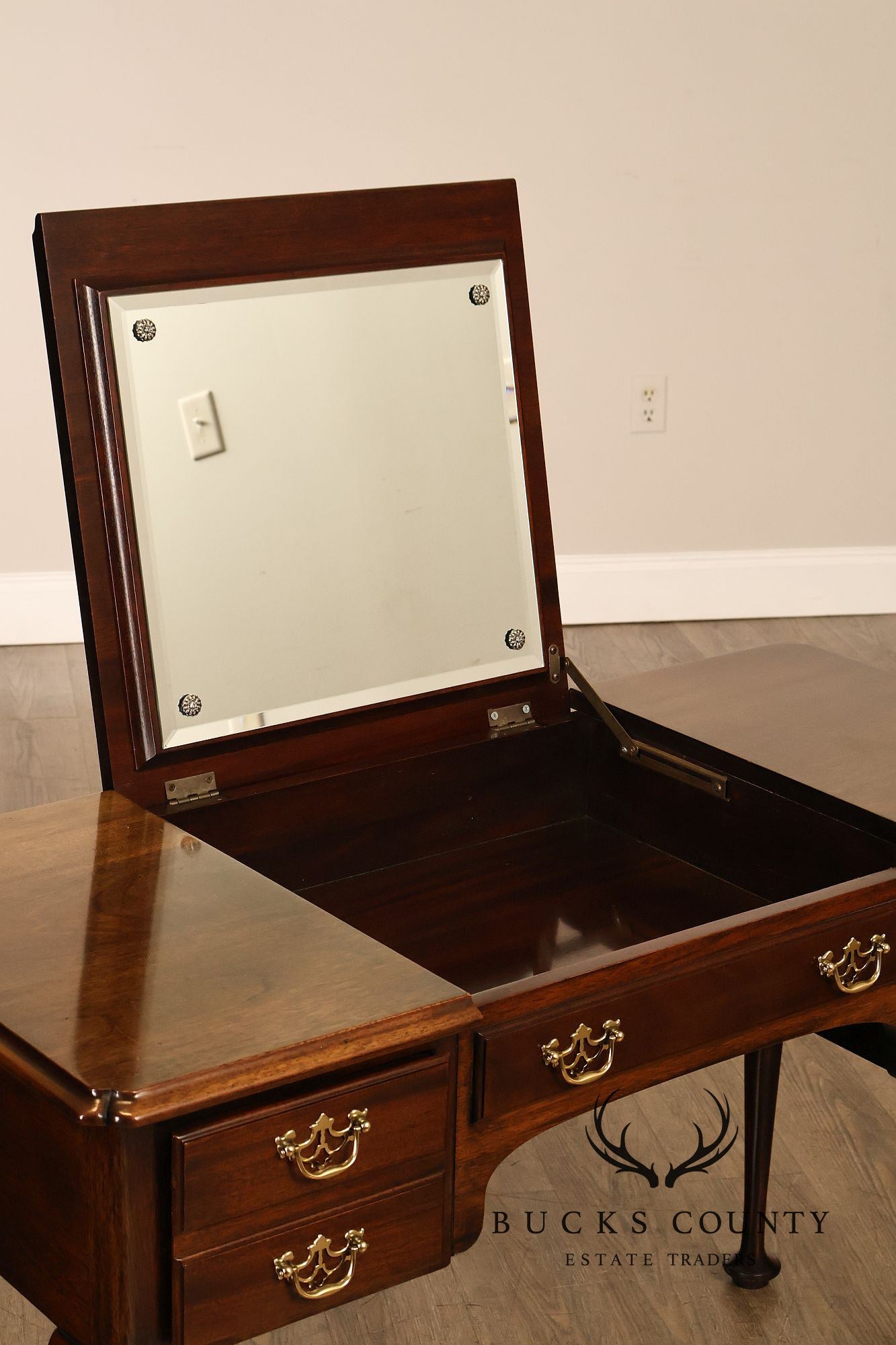 Stickley Queen Anne Style Mahogany Vanity Dressing Table